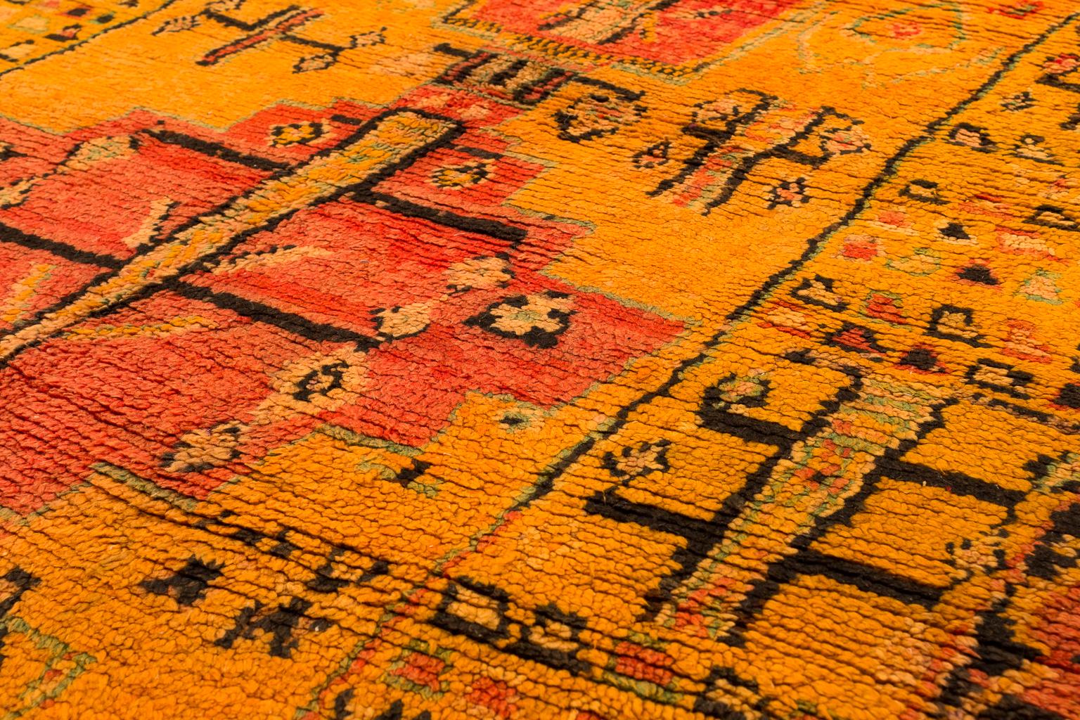 Alfombra de lana marroquí de mediados de siglo, rara, auténtica, naranja y vintage Tejido a mano en venta