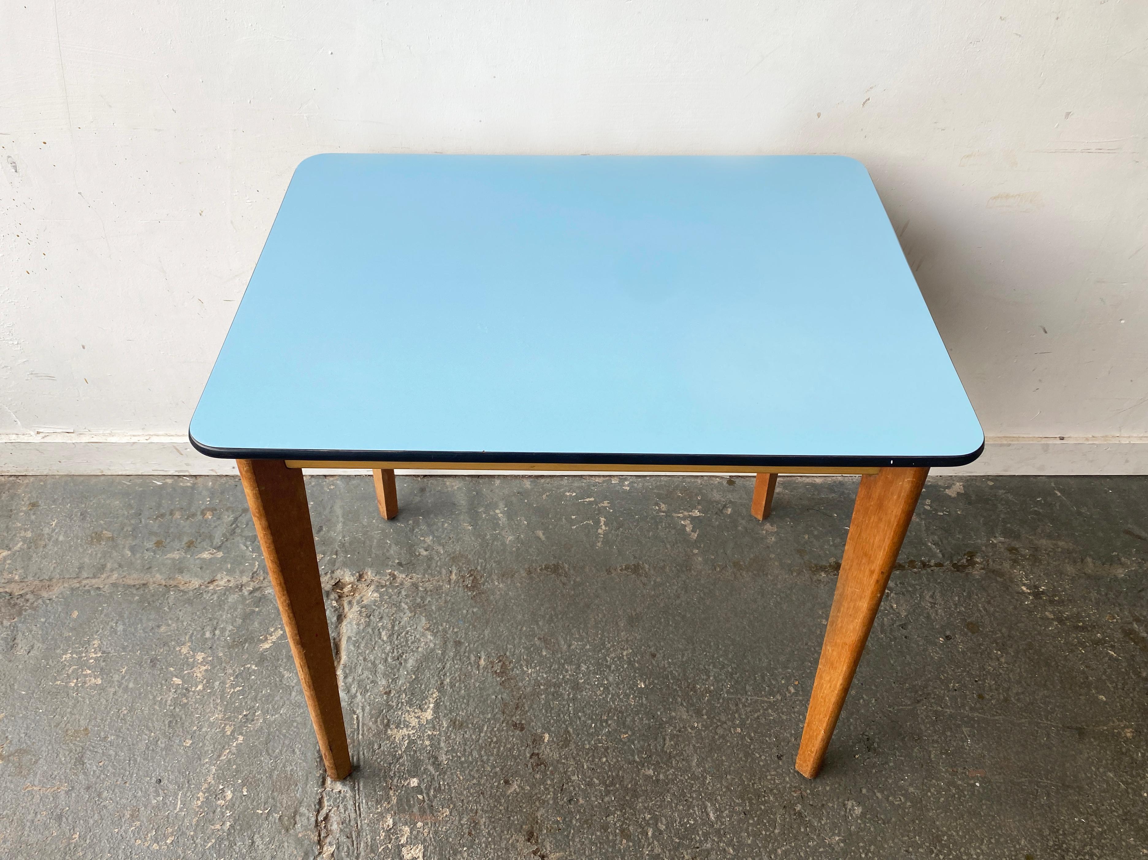 Piccolo tavolo da cucina/pranzo in formica vintage della metà del secolo 1960 In condizioni buone in vendita a London, GB