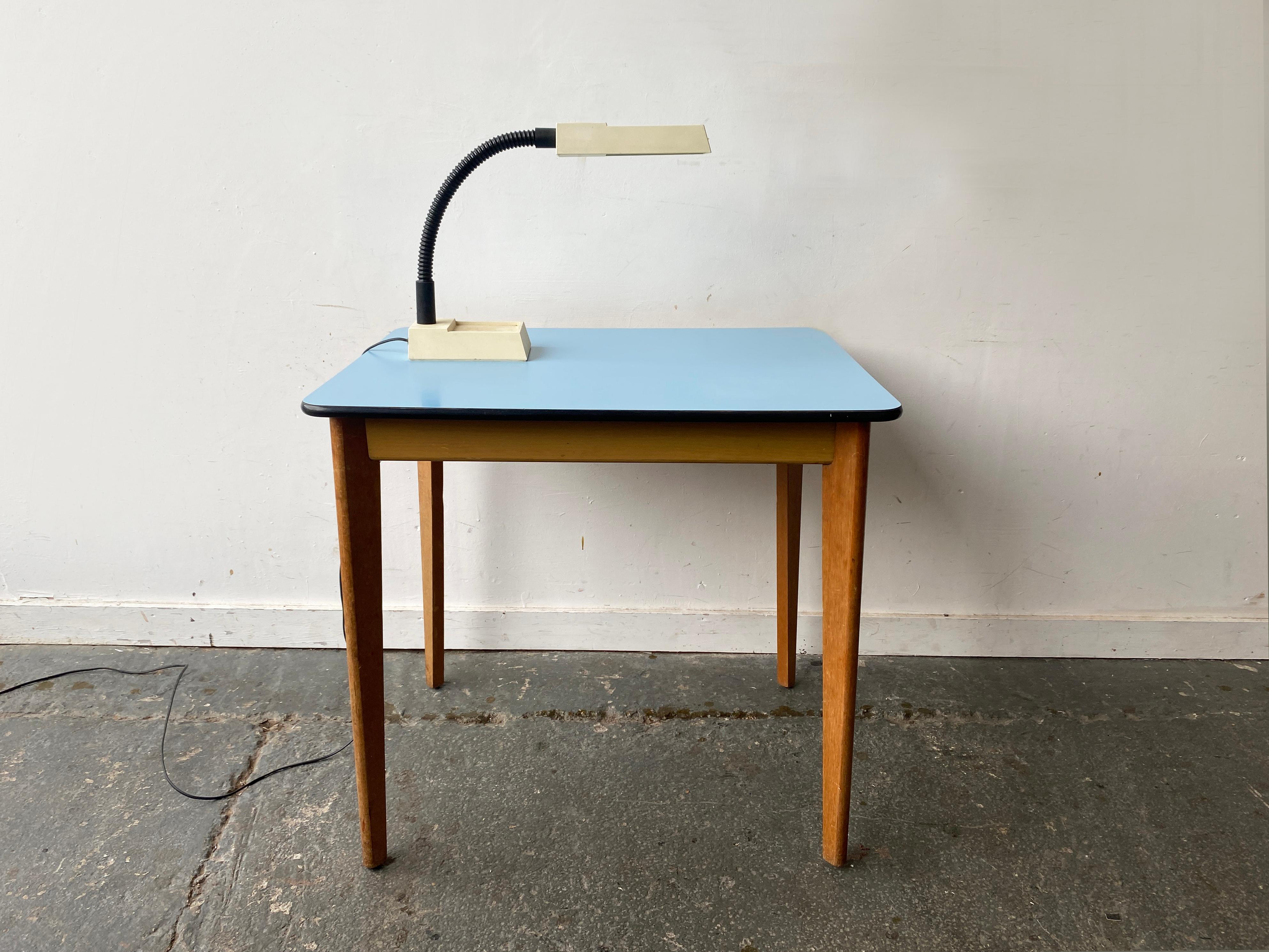 Piccolo tavolo da cucina/pranzo in formica vintage della metà del secolo 1960 in vendita 2