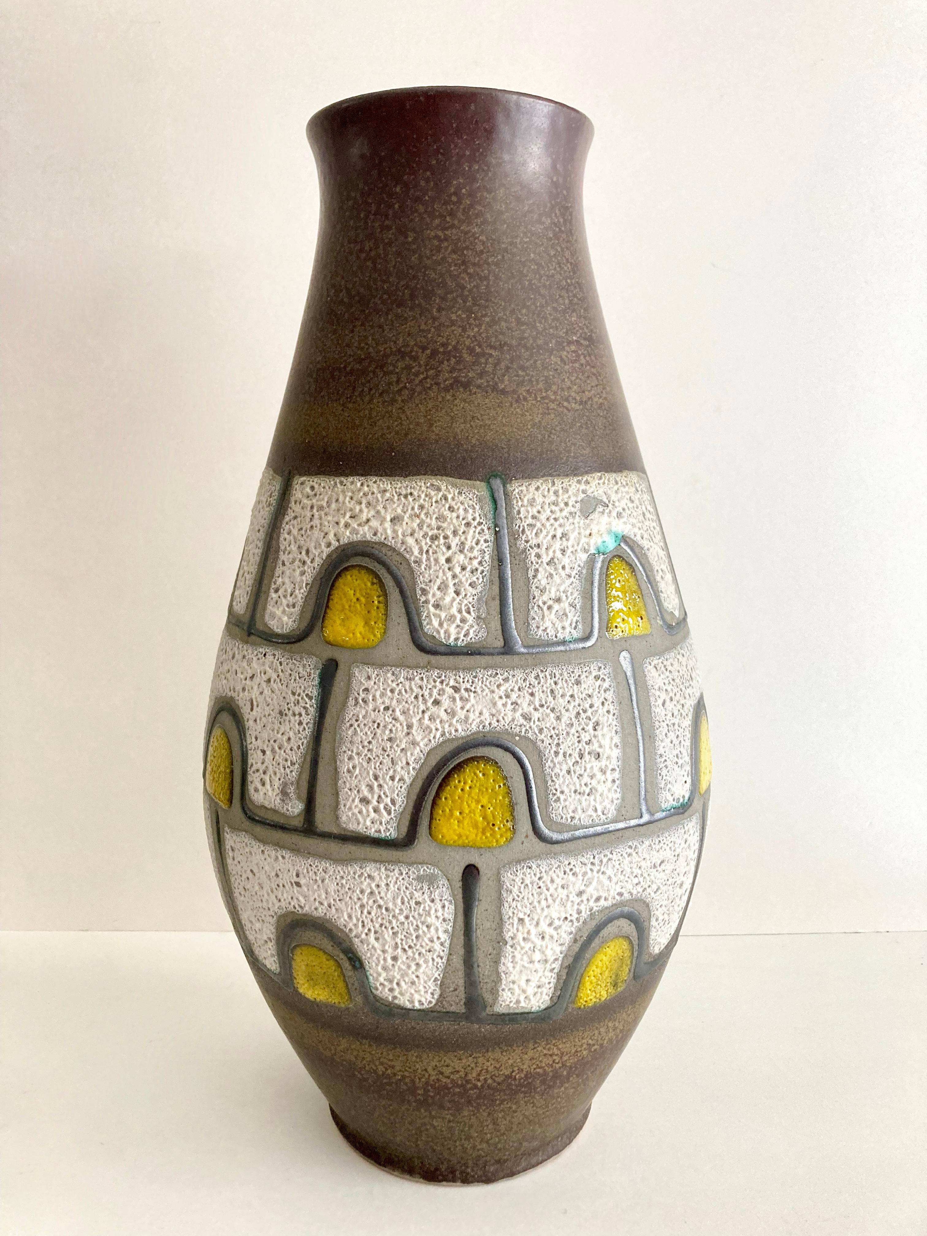 Mid-Century 1960s West German Large Fat Lava Ceramic Vase by Carstens Tönnieshof In Good Condition For Sale In COLMAR, FR