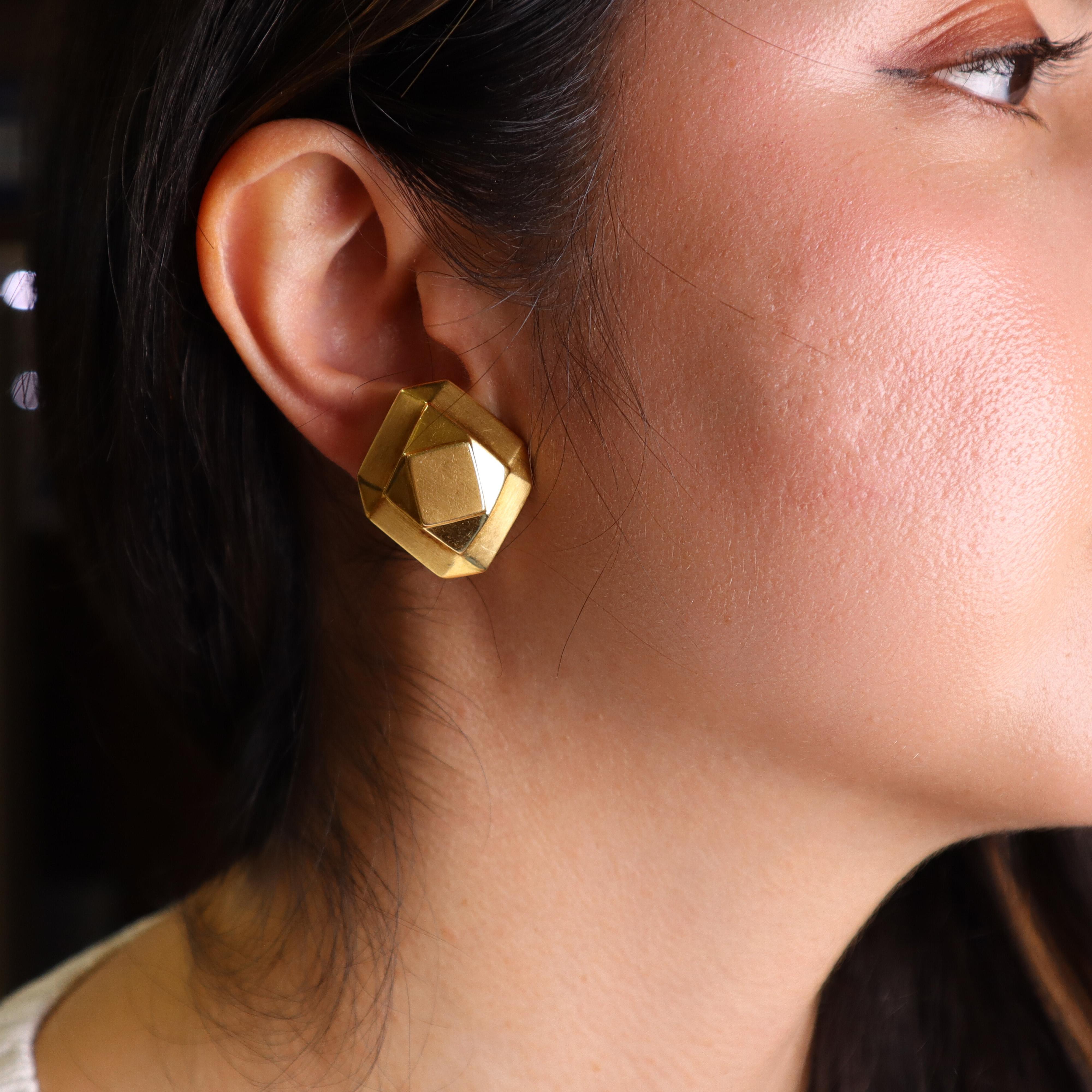 Elevate your jewelry collection with this stunning pair of 18kt yellow gold mid-century earrings. Crafted with precision, these earrings reflect the timeless elegance of mid-century design, making them a perfect accessory for both casual and formal