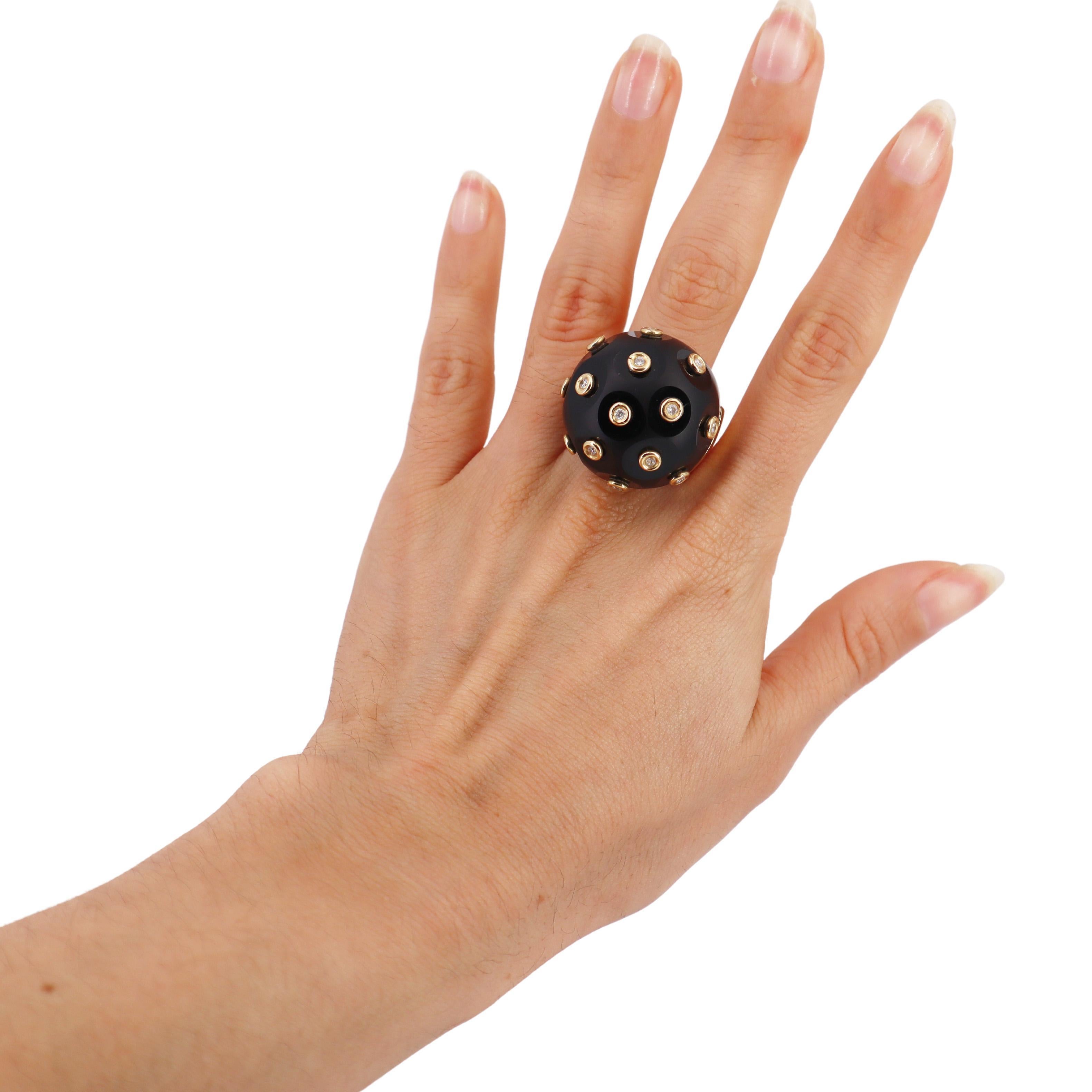 La bague Massive Bombe est une véritable pièce d'apparat en or jaune 18 carats. Cette superbe bague présente un cabochon poli saisissant taillé dans de l'onyx noir naturel, offrant un contraste audacieux qui rehausse son attrait esthétique.

Le