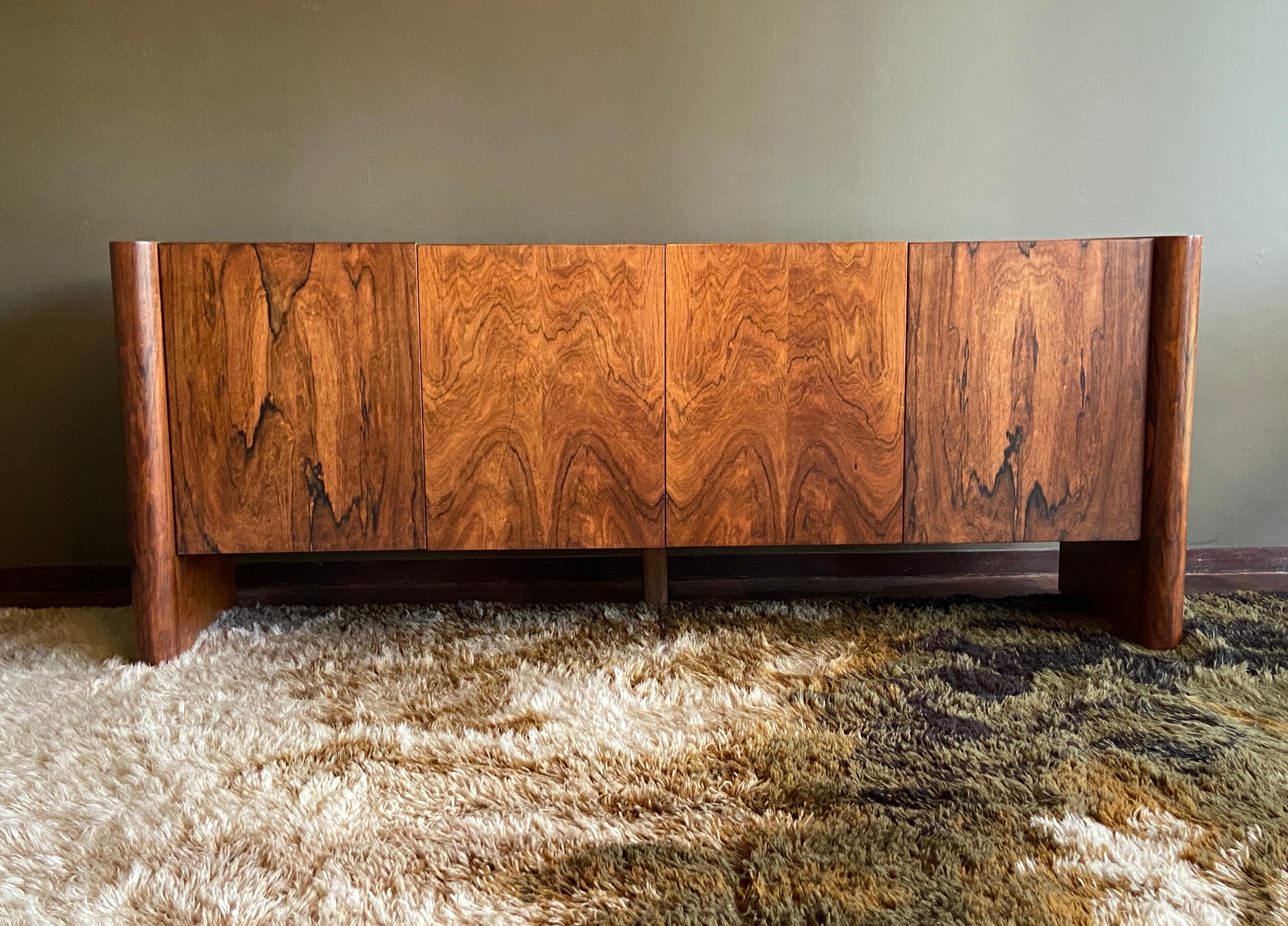 Splendida credenza o credenza degli anni '70 di Werner Kanner, simile ad alcuni design di Milo Baughman, anche se con i pannelli laterali arrotondati 
su questo pezzo conferiscono un'atmosfera sofisticata e Art Deco. Il legno è tutto abbinato a