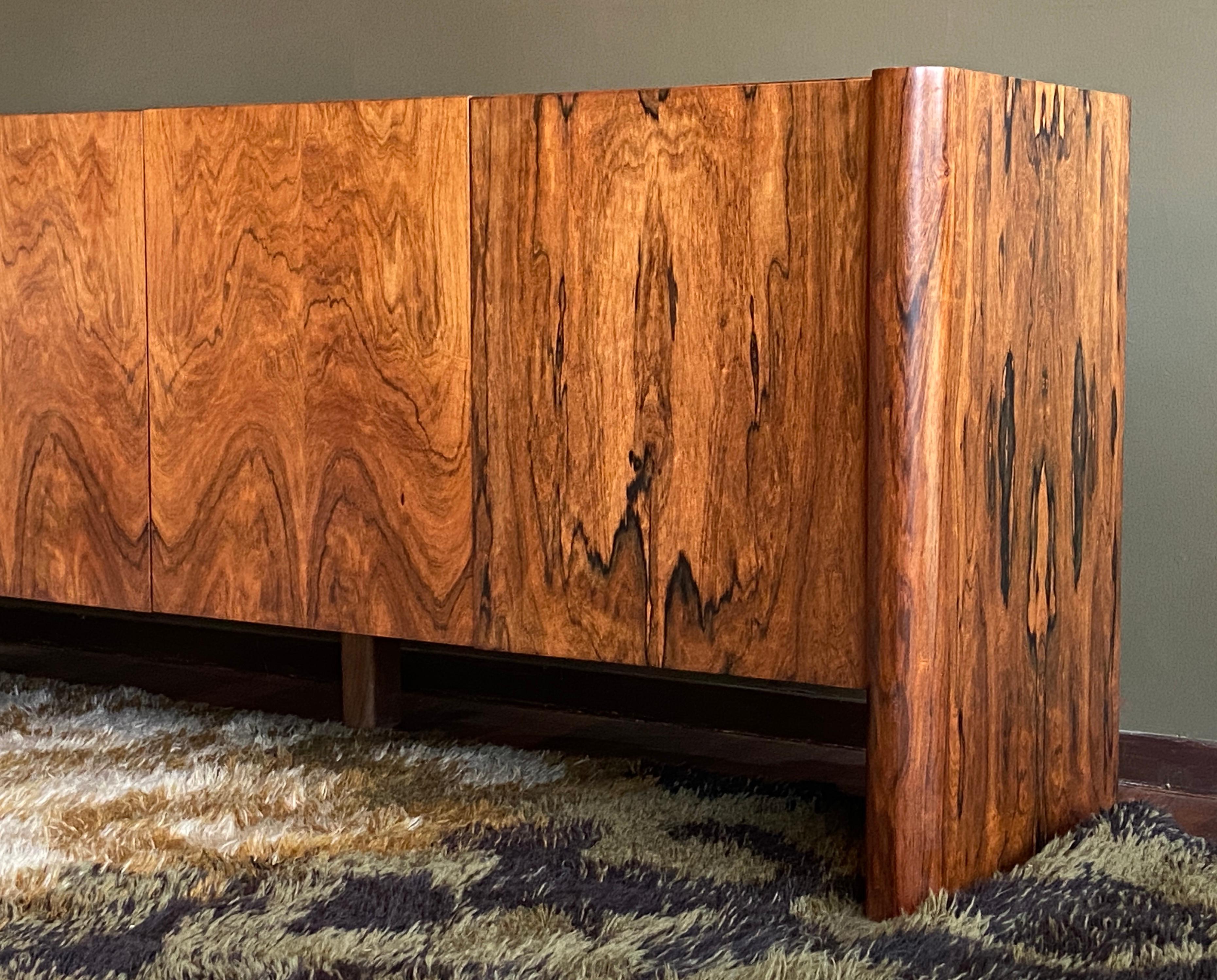 Credenza in legno esotico di metà secolo 1970 di Werner Kanner In condizioni buone in vendita a Liberty, NY
