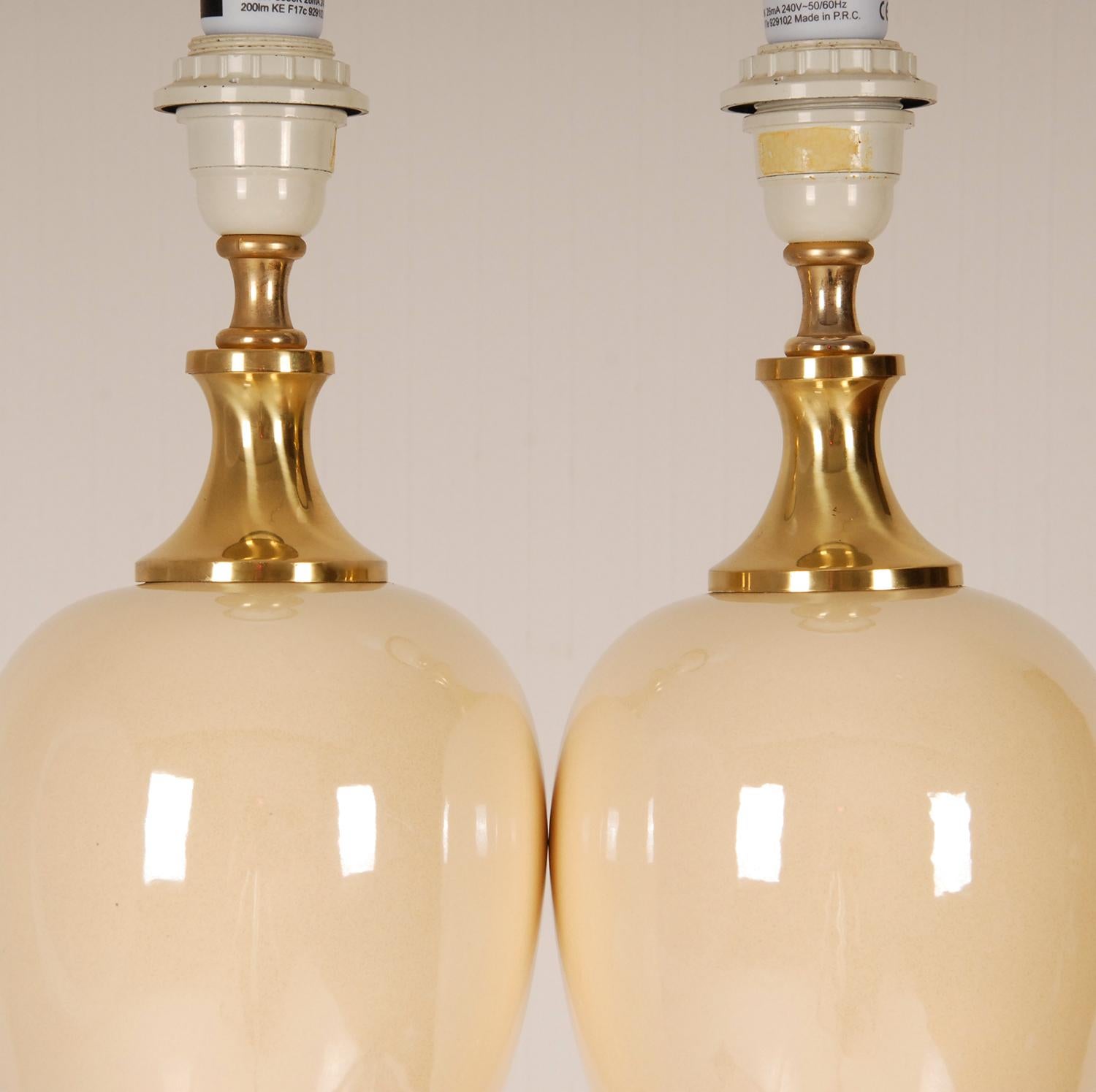 Paire de lampes de bureau Hollywood Regency en céramique beige et laiton doré en vente 3