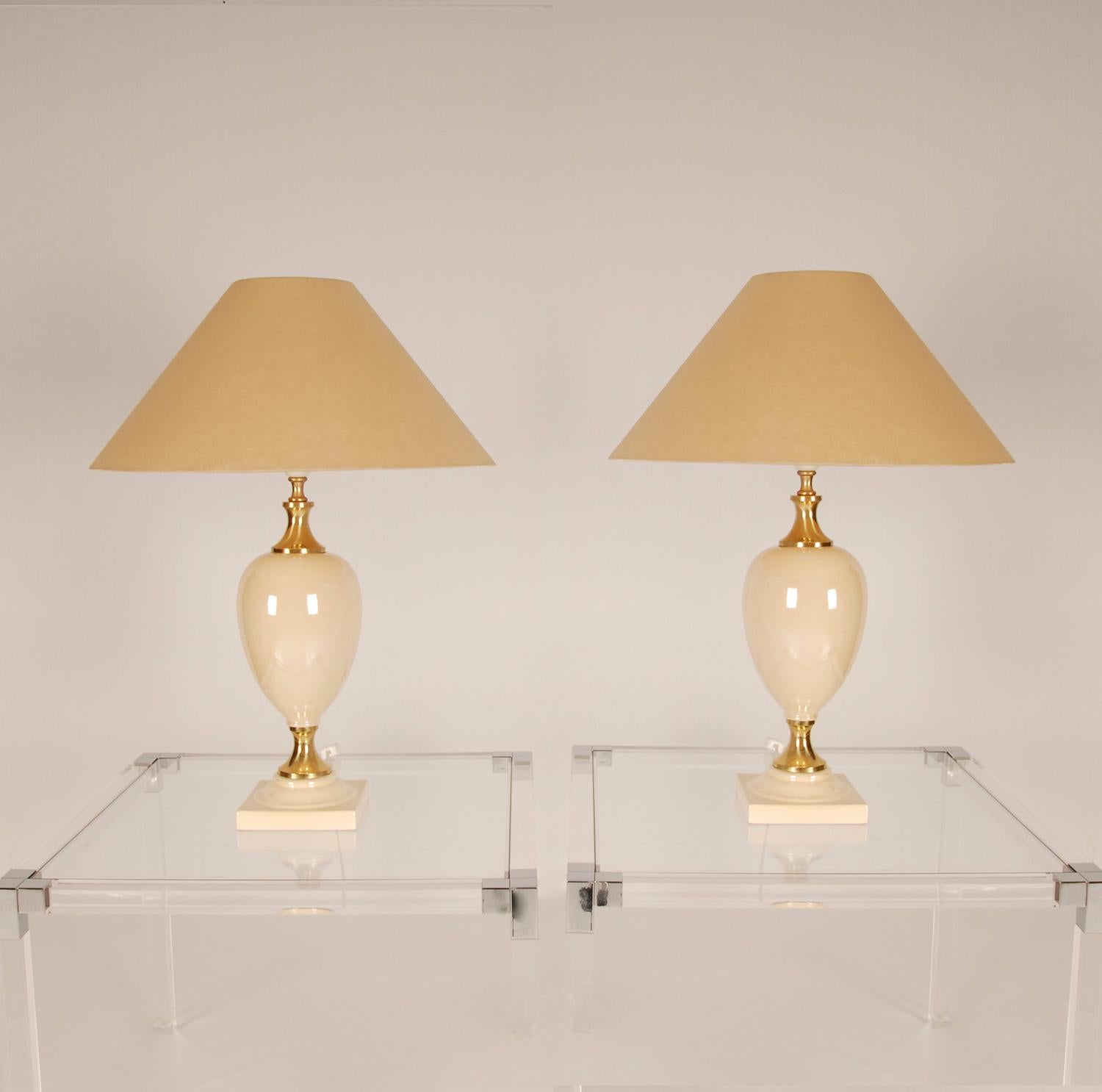 Paire de lampes de bureau Hollywood Regency en céramique beige et laiton doré en vente 5