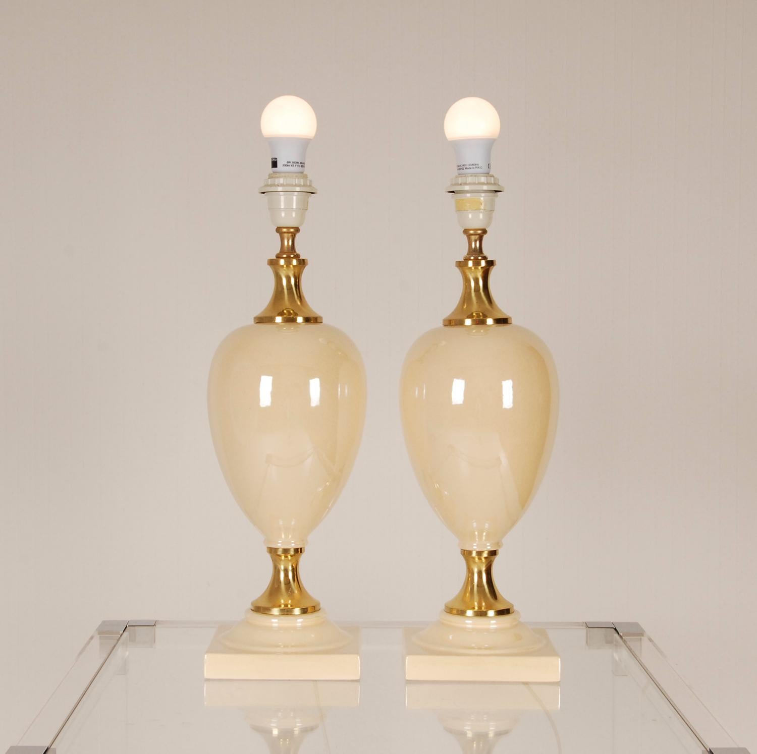 Vernissé Paire de lampes de bureau Hollywood Regency en céramique beige et laiton doré en vente