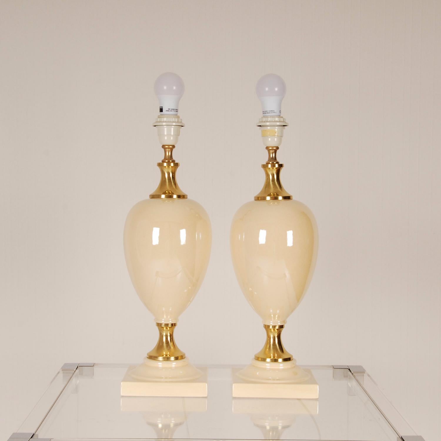 Paire de lampes de bureau Hollywood Regency en céramique beige et laiton doré Bon état - En vente à Wommelgem, VAN