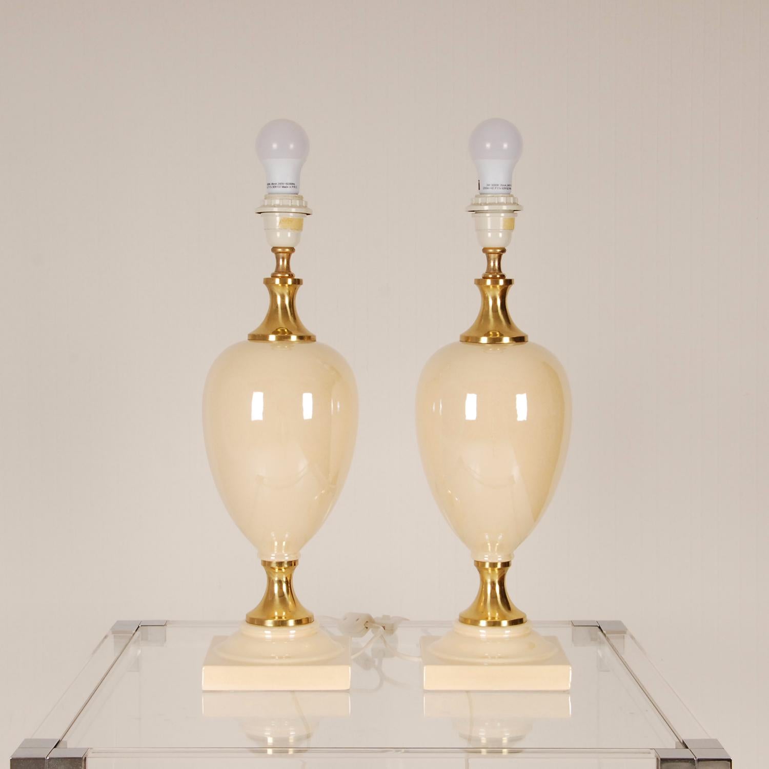 20ième siècle Paire de lampes de bureau Hollywood Regency en céramique beige et laiton doré en vente