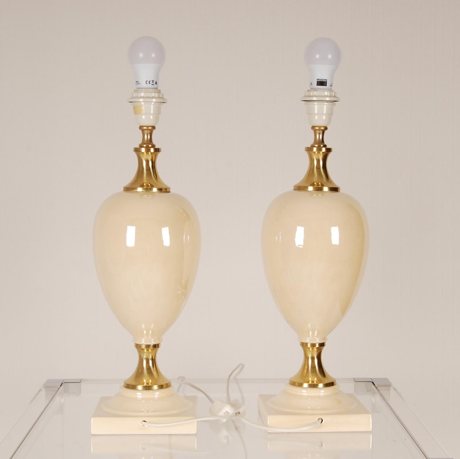 Céramique Paire de lampes de bureau Hollywood Regency en céramique beige et laiton doré en vente