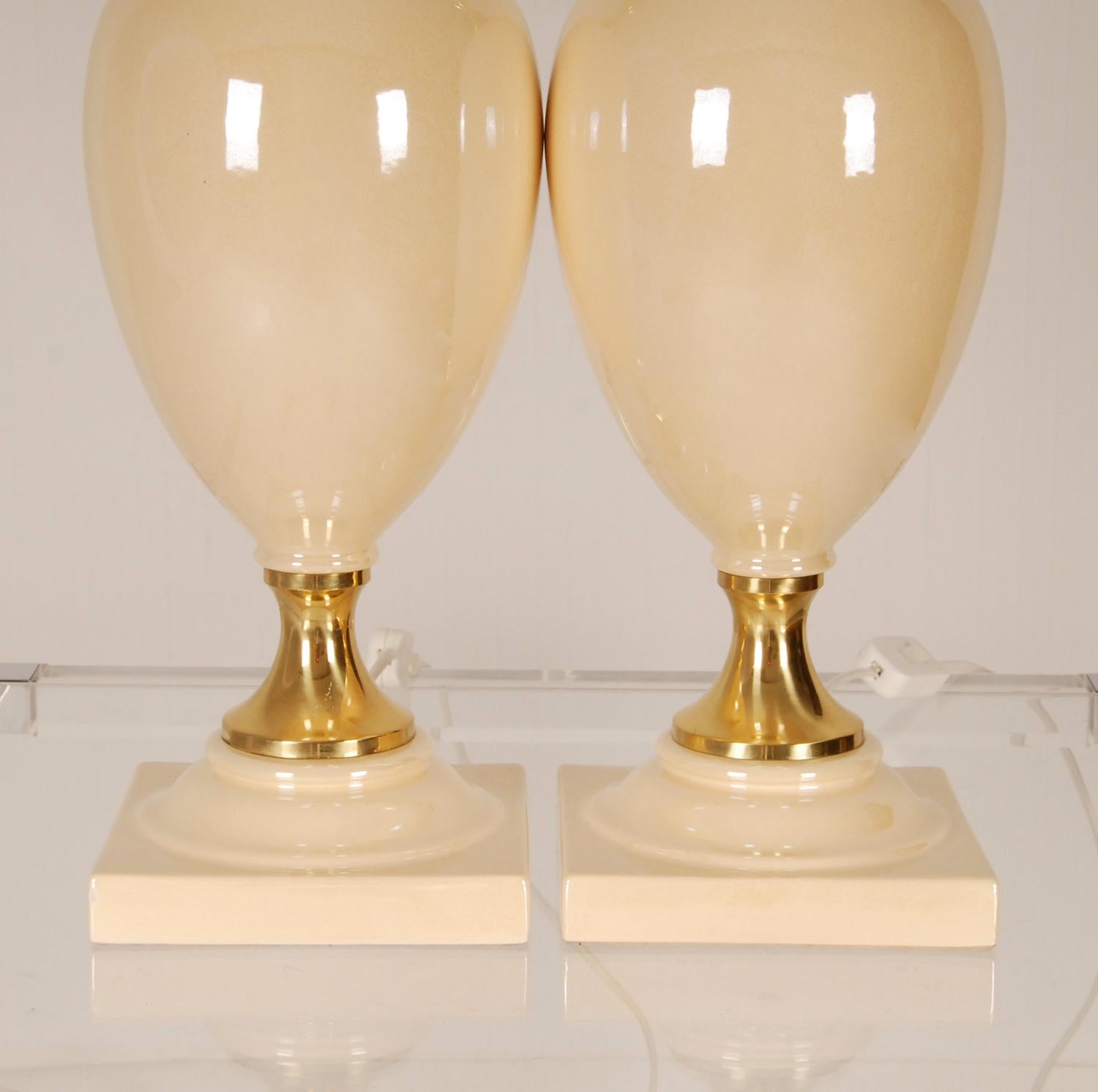 Paire de lampes de bureau Hollywood Regency en céramique beige et laiton doré en vente 2