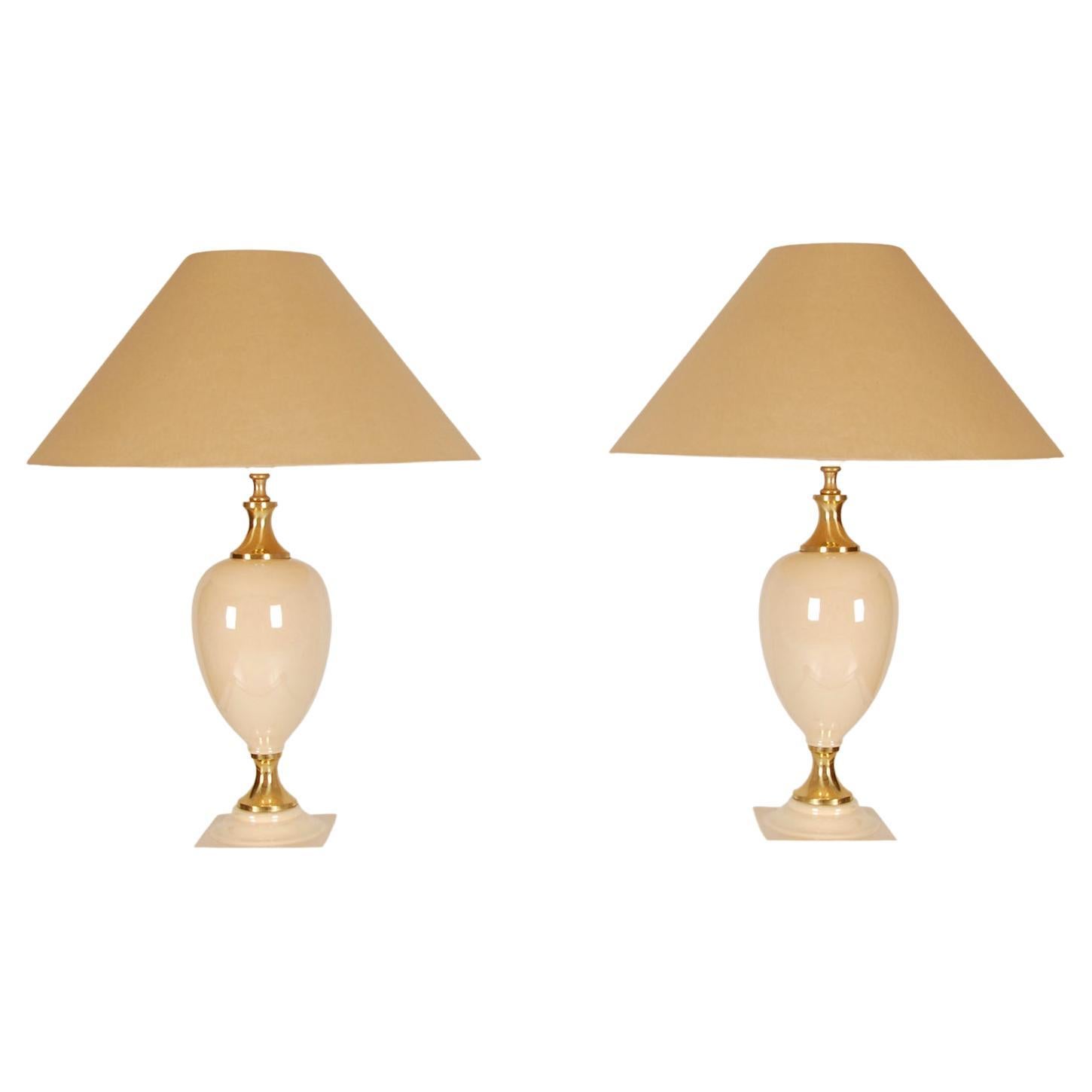 Paire de lampes de bureau Hollywood Regency en céramique beige et laiton doré en vente