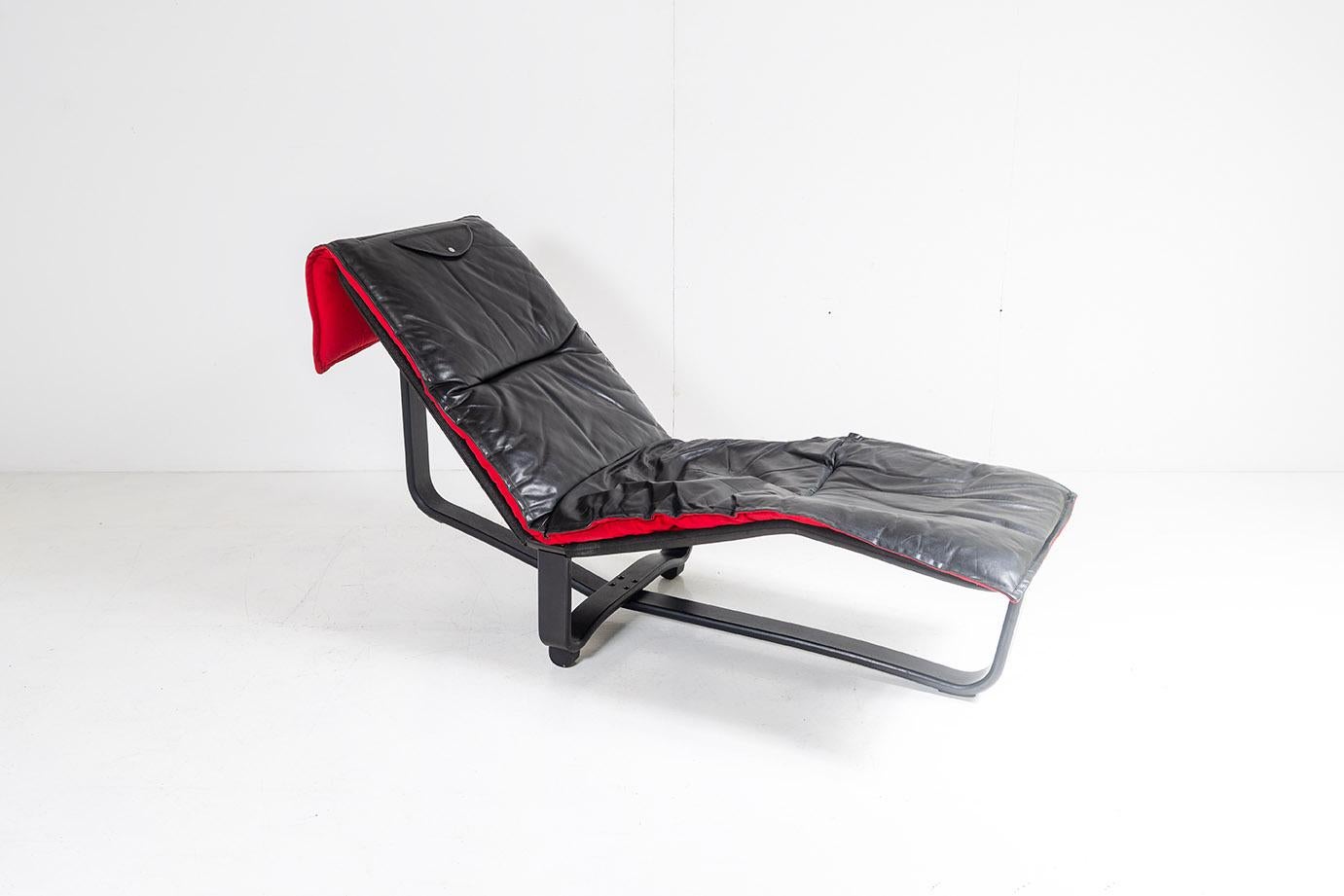 A superb late 1970s black leather chaise deigned by Ingmar & Knut Relling for Westnofa.  Black Leather with reversible loose cushion that can be flipped to reveal the soft red velour material.

A very comfortable chair which can be set to two