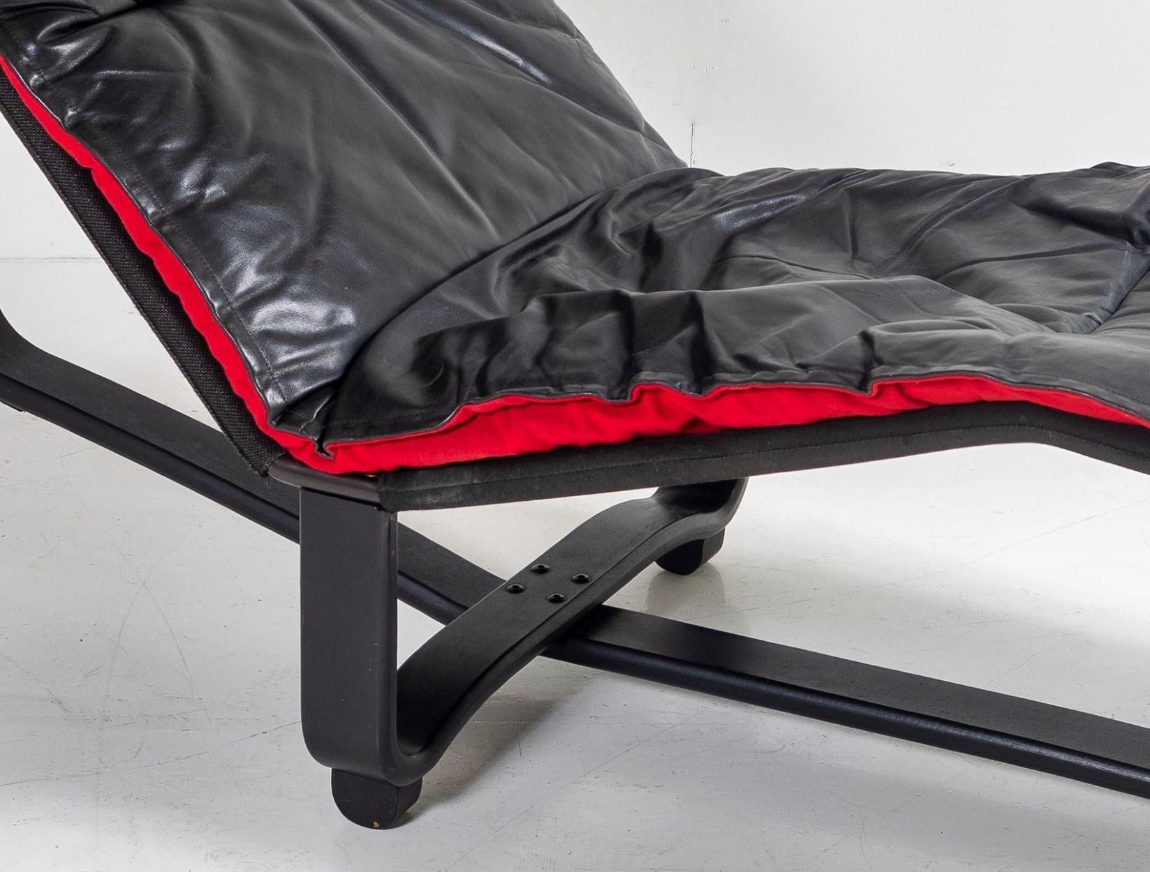 20ième siècle Chaise longue inclinable en cuir noir, milieu des années 1970, Ingmar Relling en vente