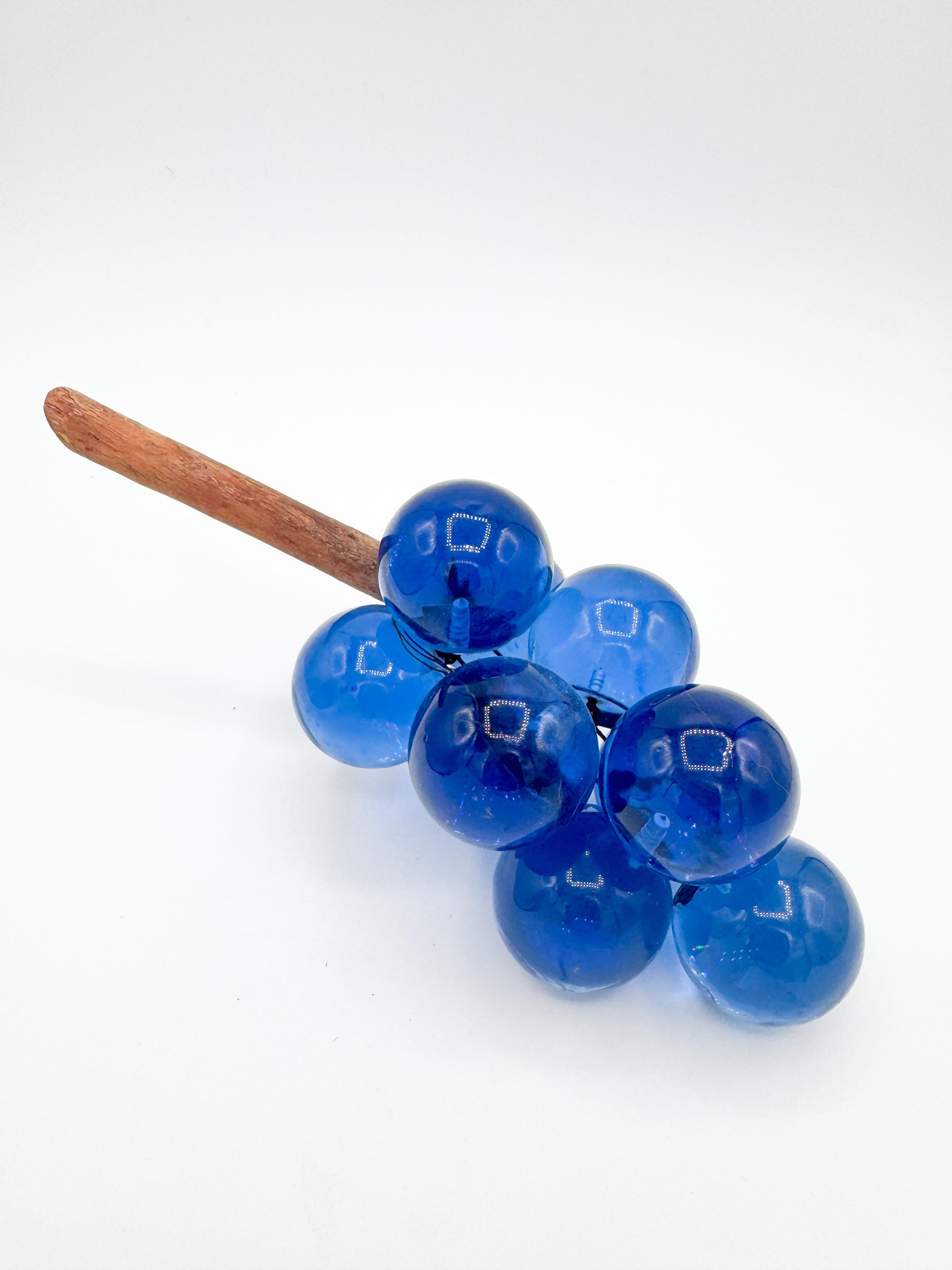 Racimo de uvas de lucita azul púrpura italiano de mediados de los 70 sobre madera de deriva Moderno de mediados de siglo en venta
