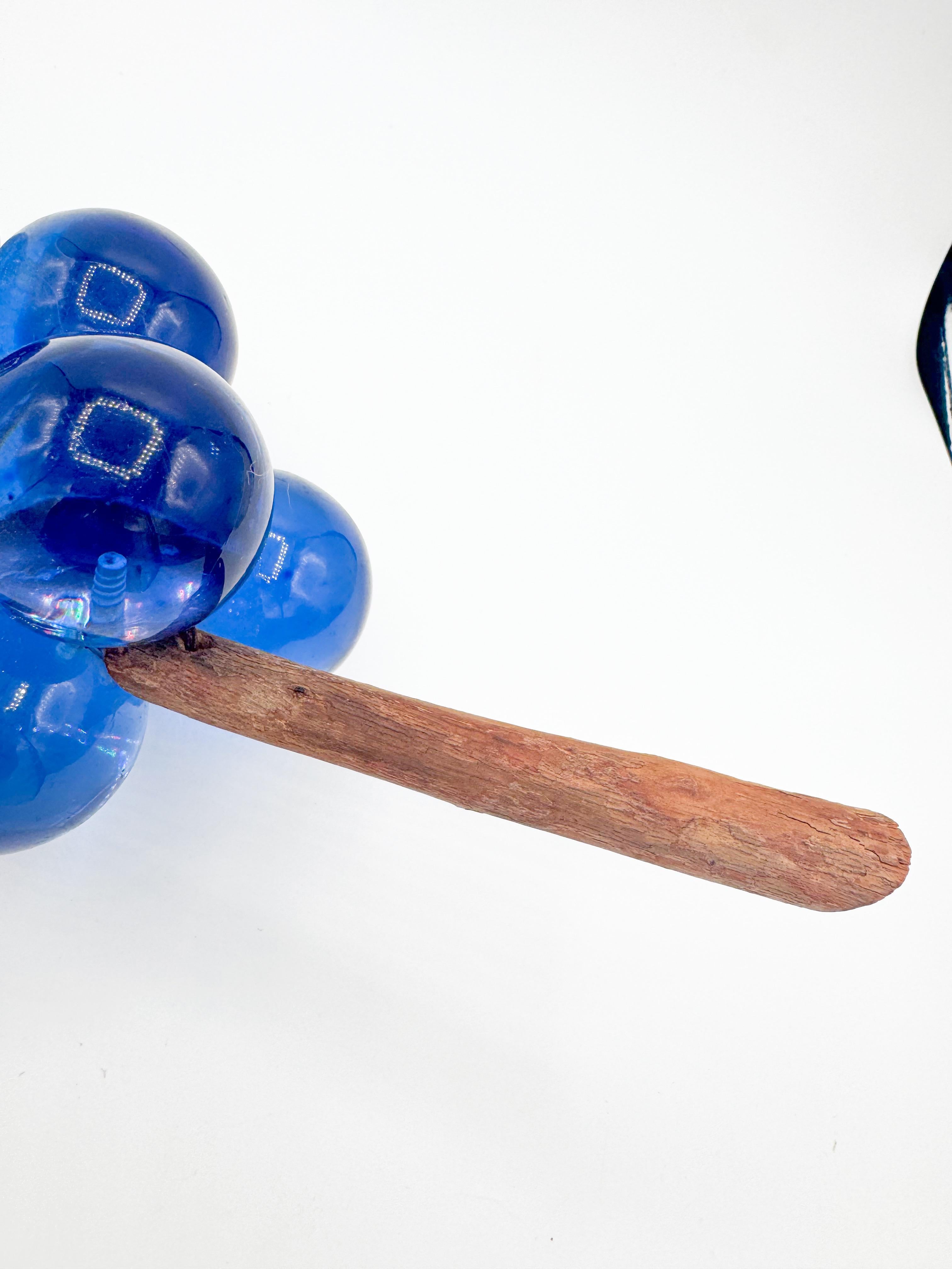 Racimo de uvas de lucita azul púrpura italiano de mediados de los 70 sobre madera de deriva Italiano en venta