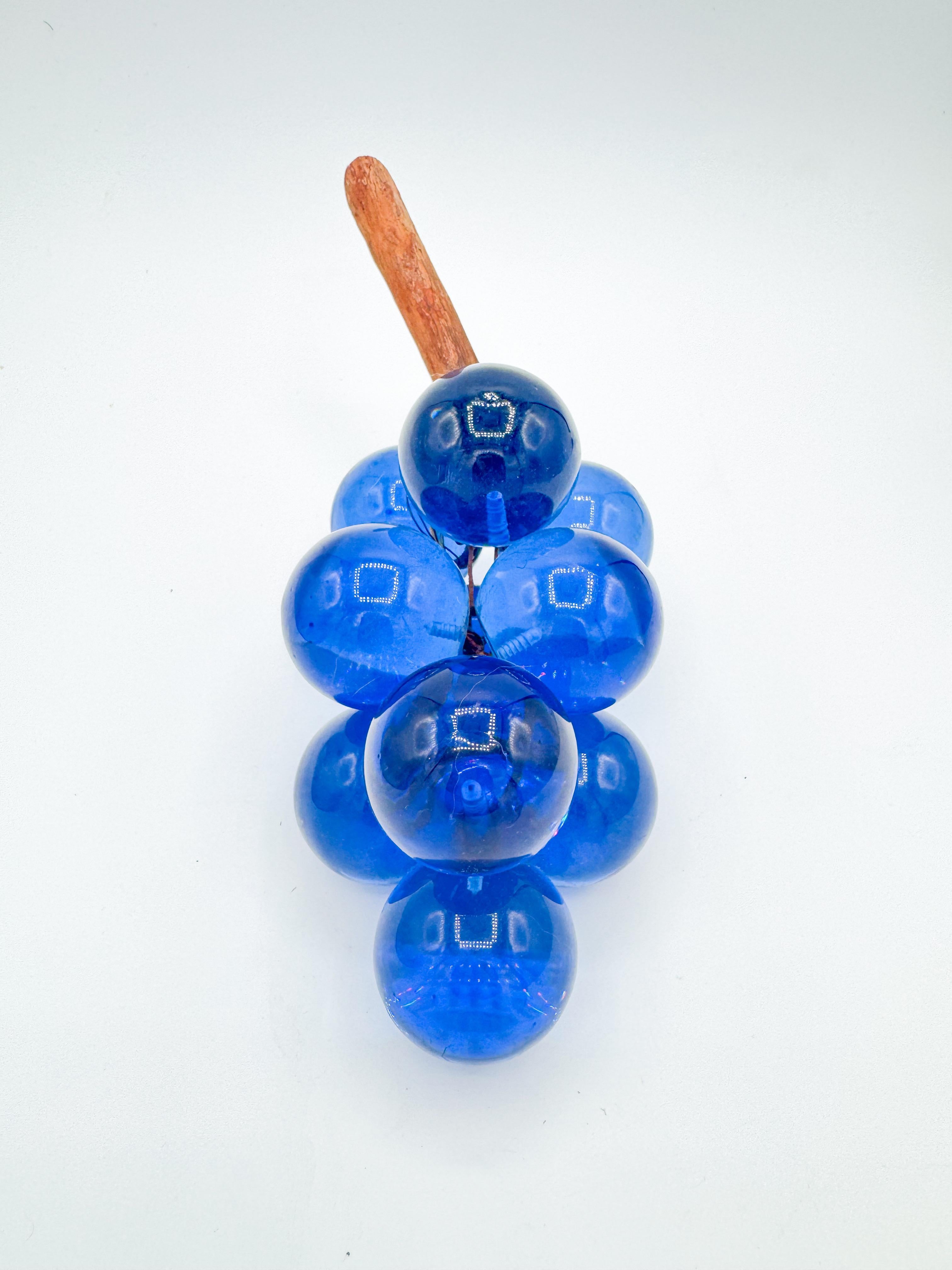 Racimo de uvas de lucita azul púrpura italiano de mediados de los 70 sobre madera de deriva Hecho a mano en venta