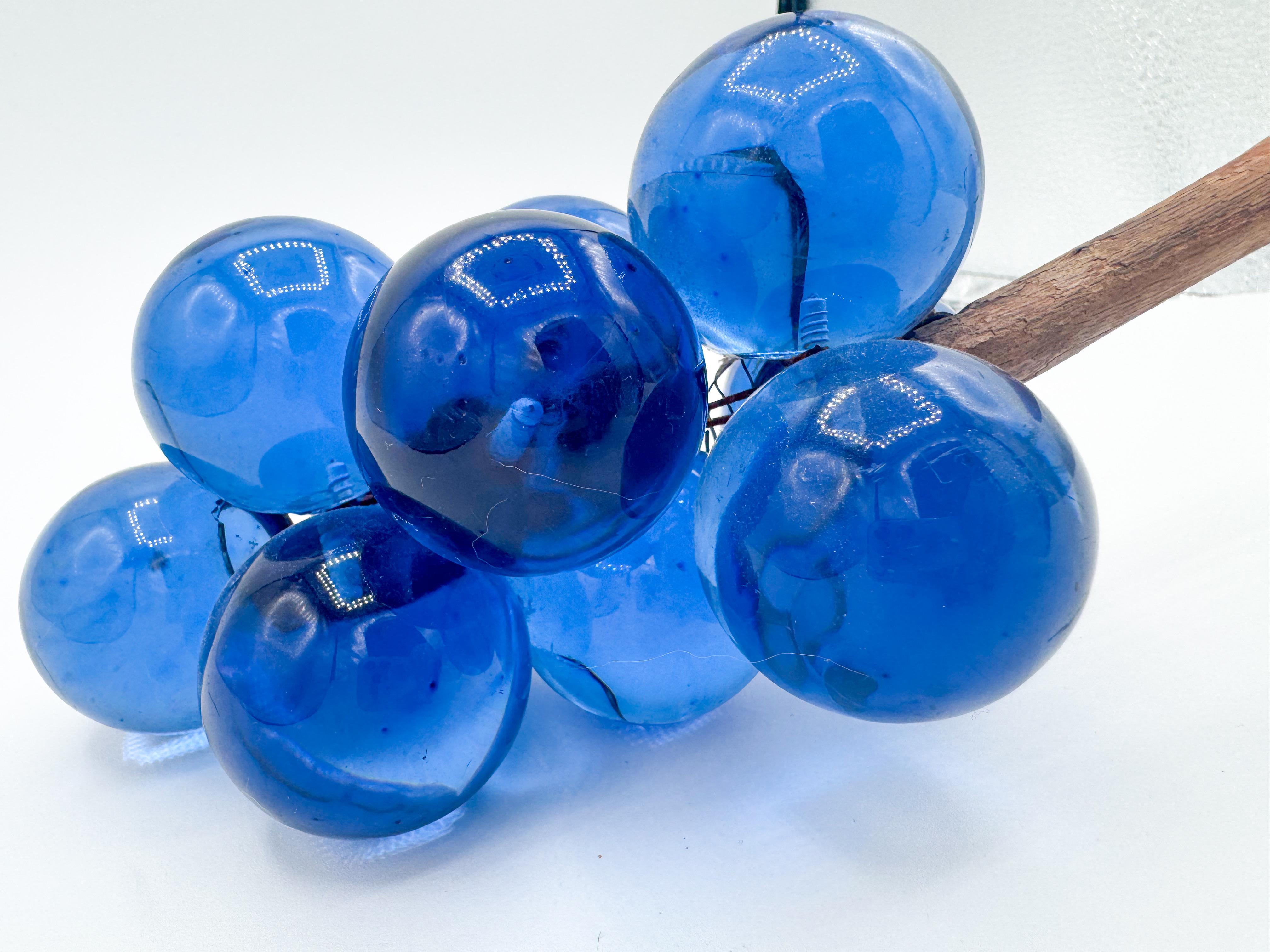Racimo de uvas de lucita azul púrpura italiano de mediados de los 70 sobre madera de deriva en Bueno estado para la venta en Toronto, CA