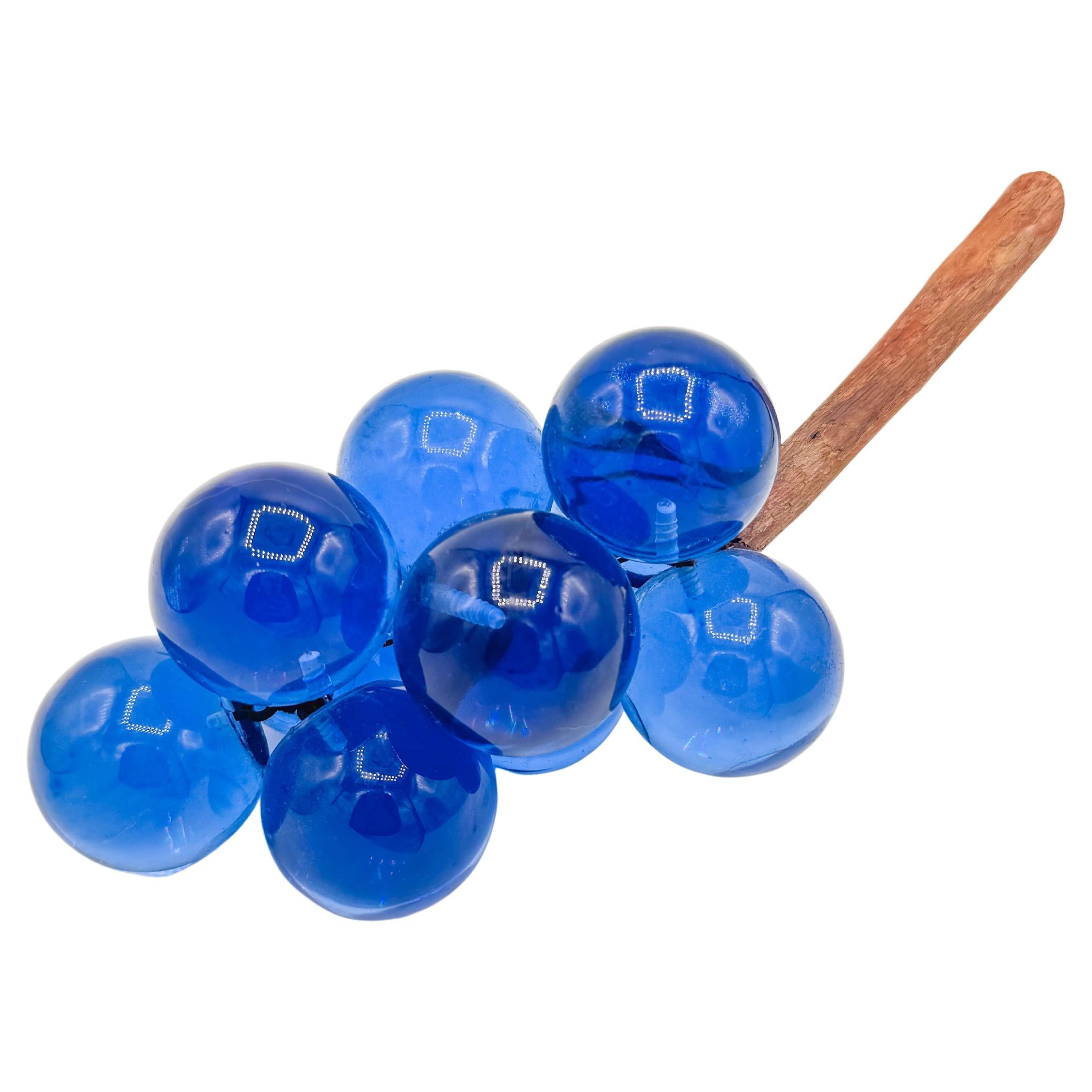 Racimo de uvas de lucita azul púrpura italiano de mediados de los 70 sobre madera de deriva en venta