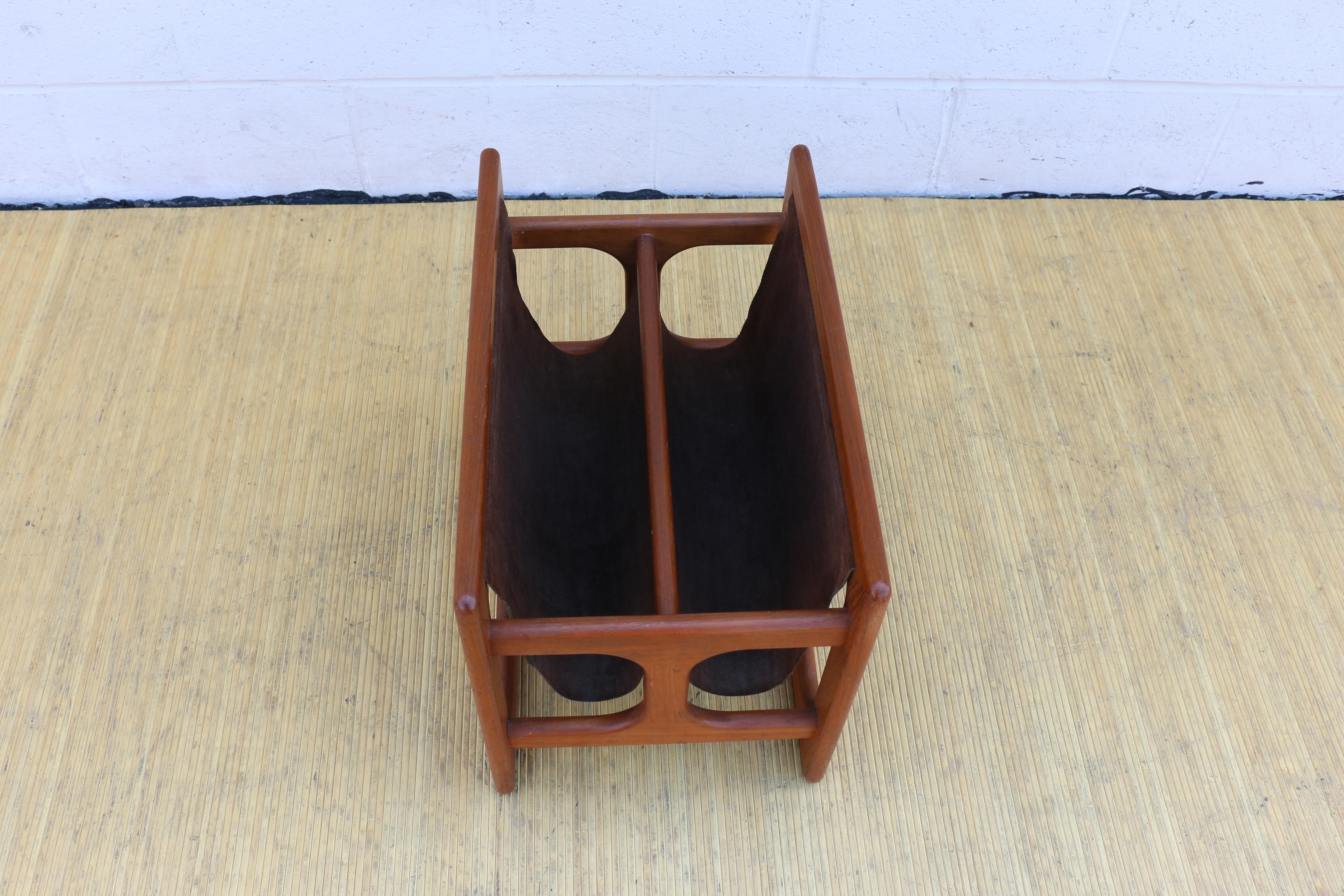 Mid Century 1970s Minimalistic Danish Teak Magazine Rack For Sale 2