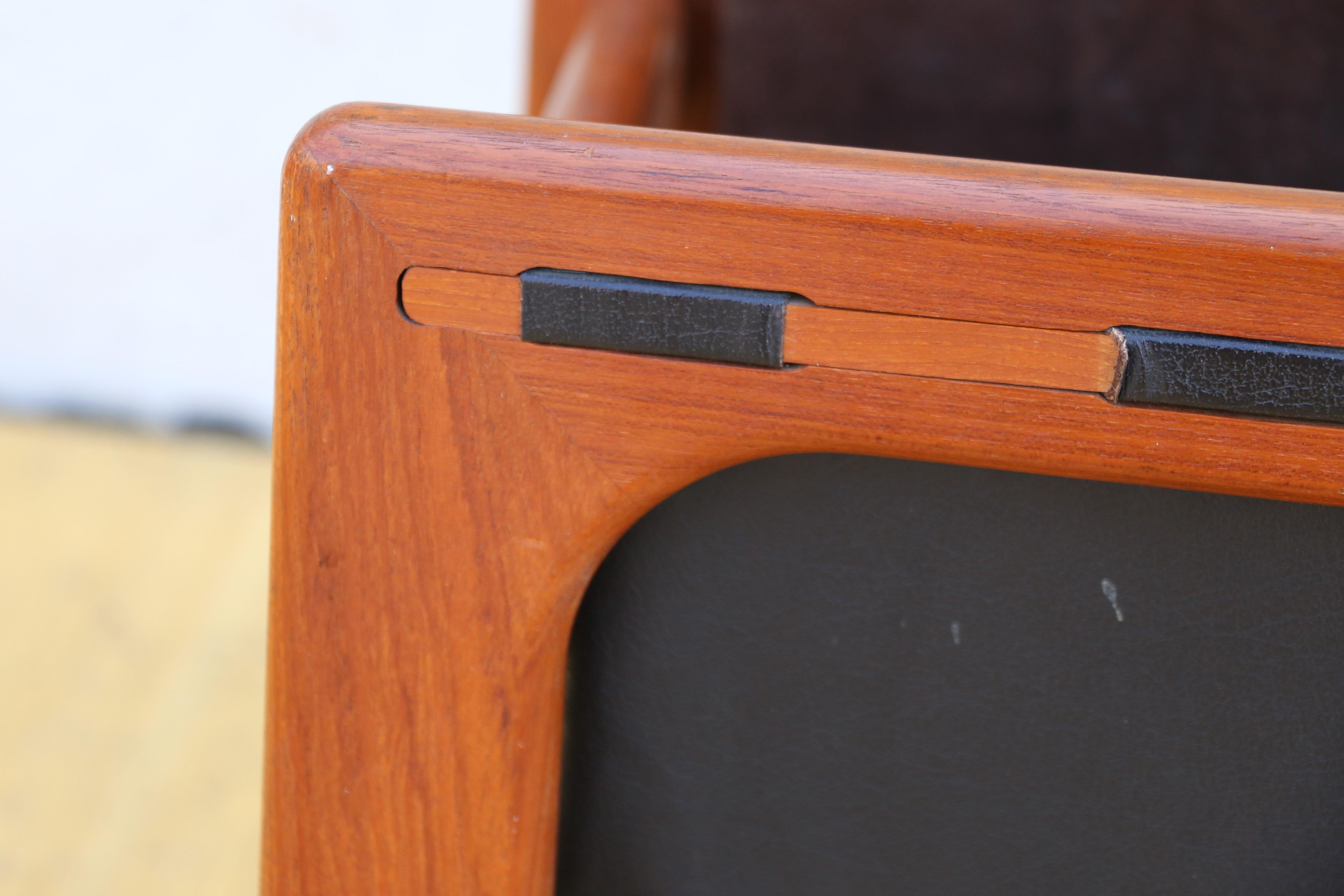 Mid Century 1970s Minimalistic Danish Teak Magazine Rack For Sale 4