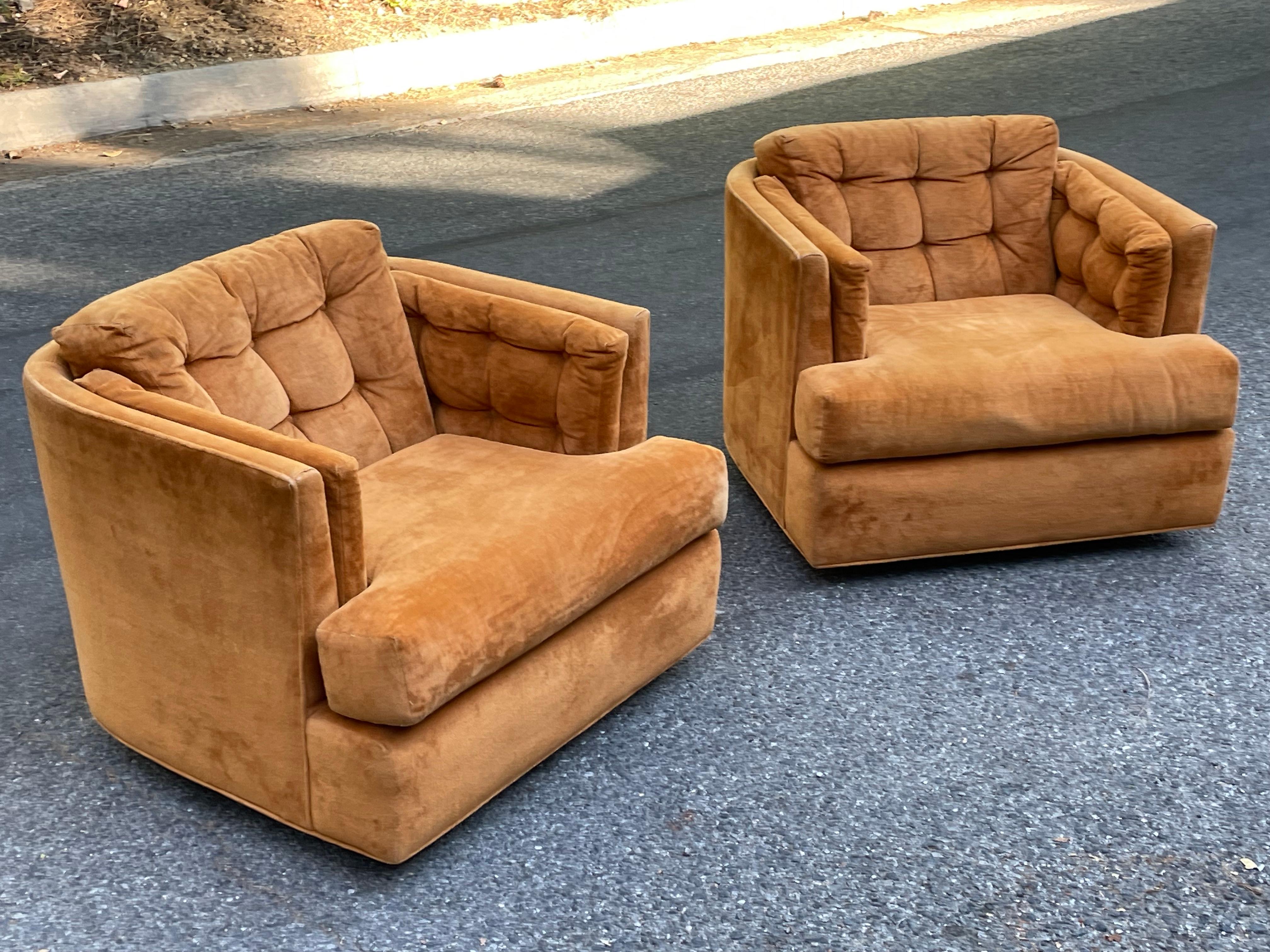 A stunning pair of Milo Baughman orange swivel lounge chairs in original fabric.

We're currently pairing these chairs with a brass Mastercraft coffee table and a Jorge Zalszupin rosewood desk. 

Dimensions: 33 in. x 33 x 26

Very good vintage
