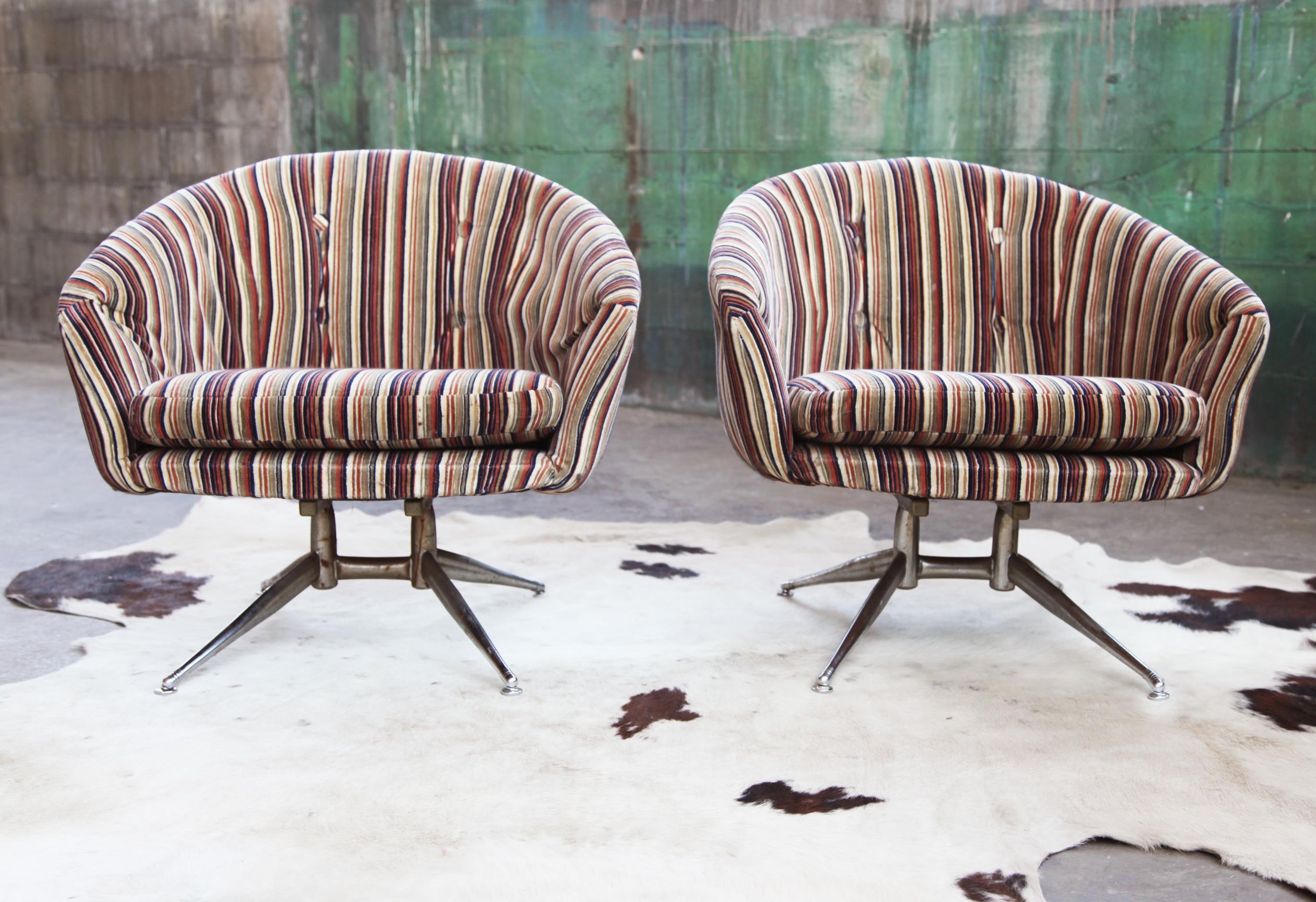 Voici une magnifique paire de chaises pivotantes rares, uniques et hautement collectionnables, attribuées à Lehigh Leopold pour Ward Bennett. Il est extrêmement difficile de trouver des chaises comme celle-ci dans un état aussi merveilleux !

Note :