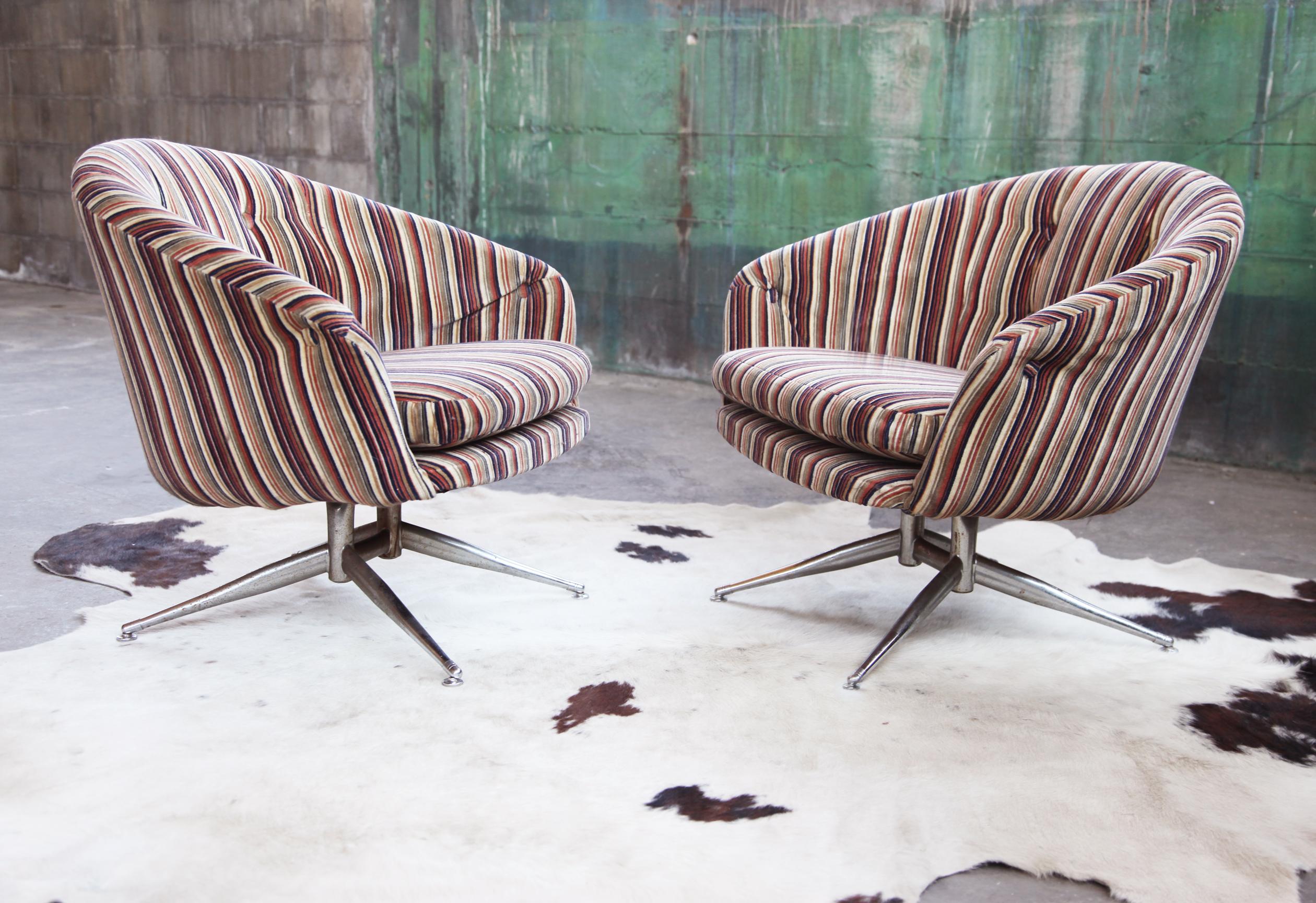 Mid-Century Modern Paire de chaises pivotantes Leopold à rayures épinglées du milieu des années 1970 pour Ward Bennett en vente