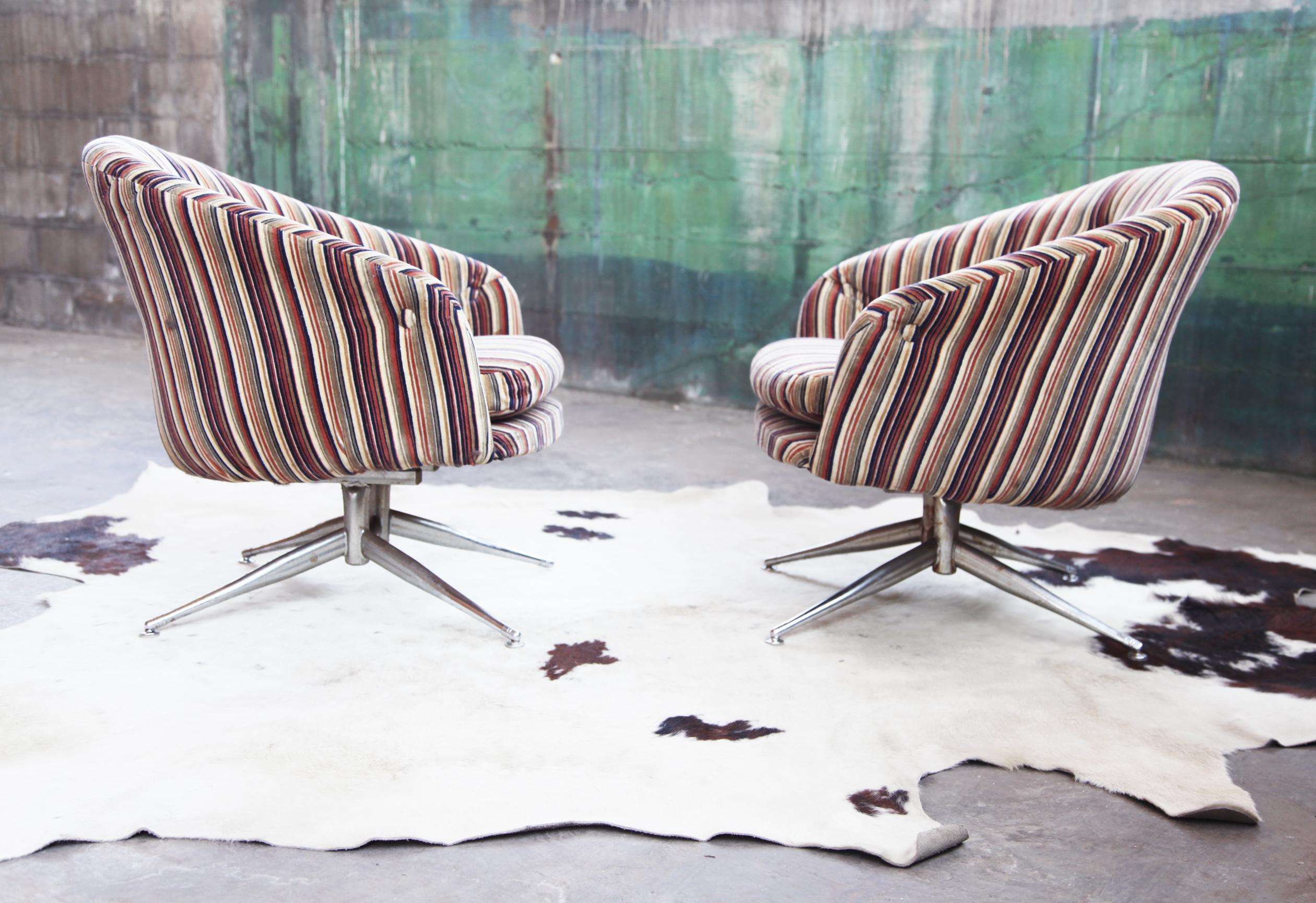 Américain Paire de chaises pivotantes Leopold à rayures épinglées du milieu des années 1970 pour Ward Bennett en vente
