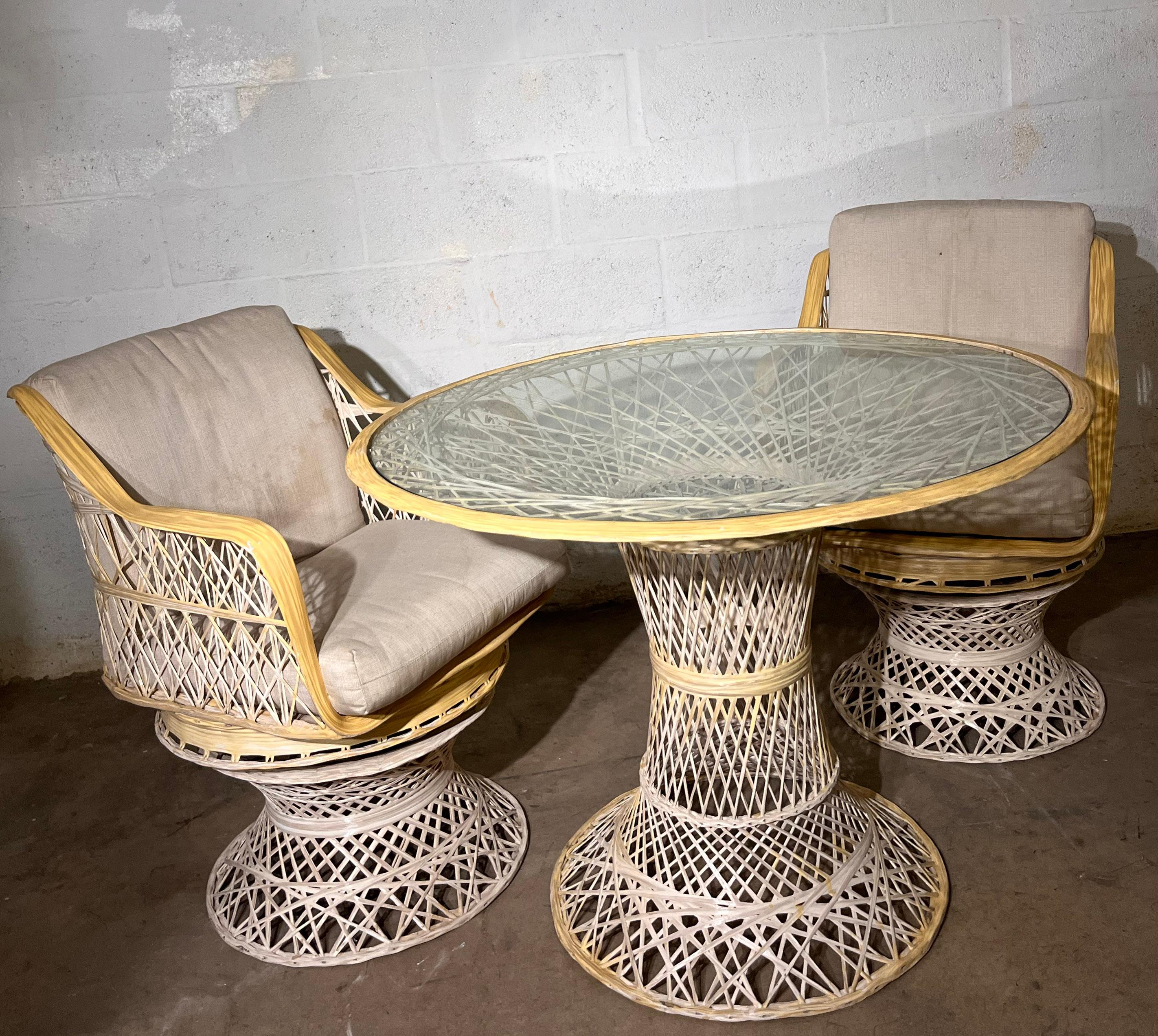 Mid-Century Modern Ensemble de table et fauteuils de salle à manger de patio Russel Woodard en fibre de verre du milieu des années 1970 en vente