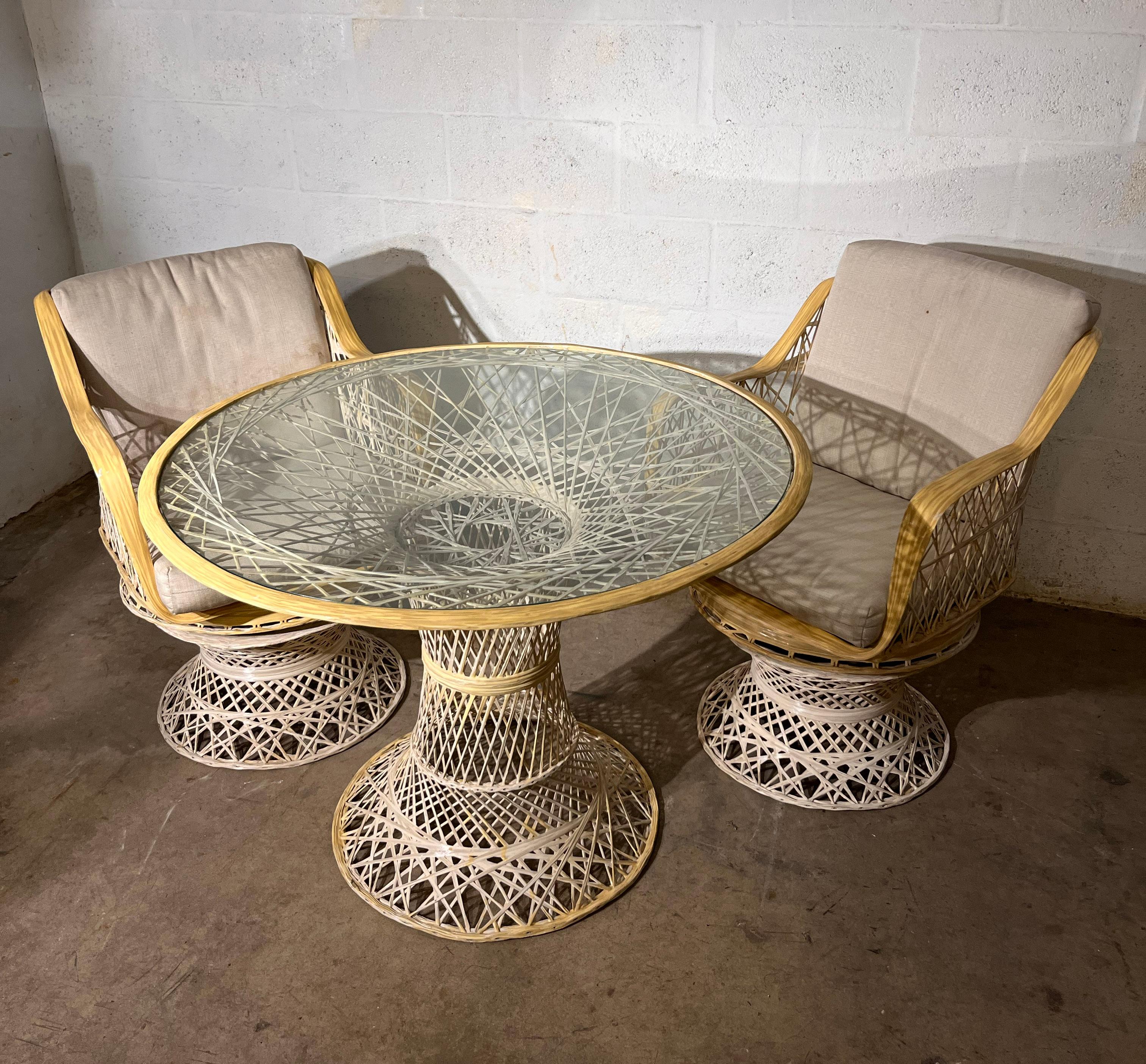 Nord-américain Ensemble de table et fauteuils de salle à manger de patio Russel Woodard en fibre de verre du milieu des années 1970 en vente