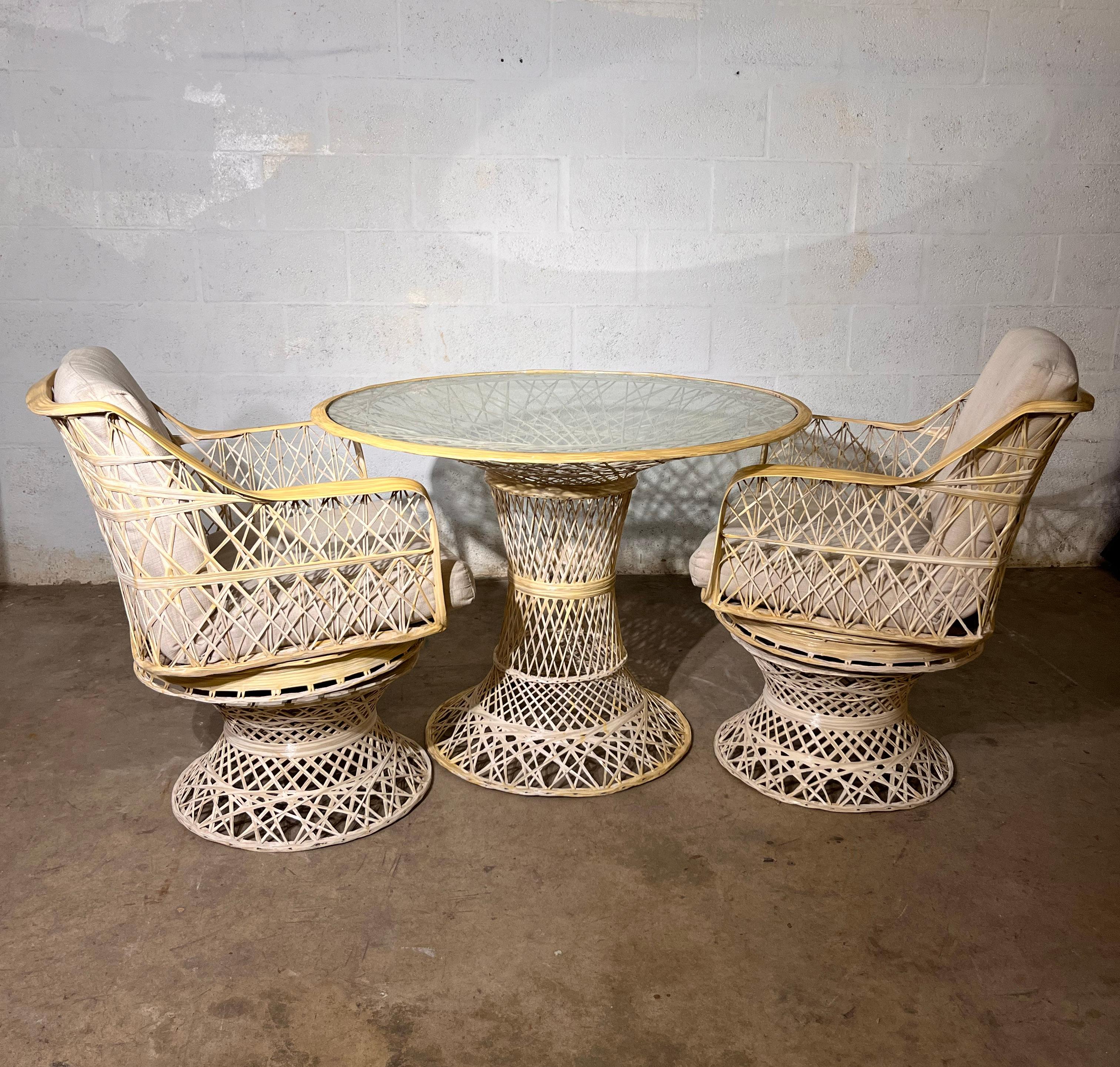 Late 20th Century Mid Century 1970s Russel Woodard Fiberglass Table and Armchairs Patio Dining Set For Sale
