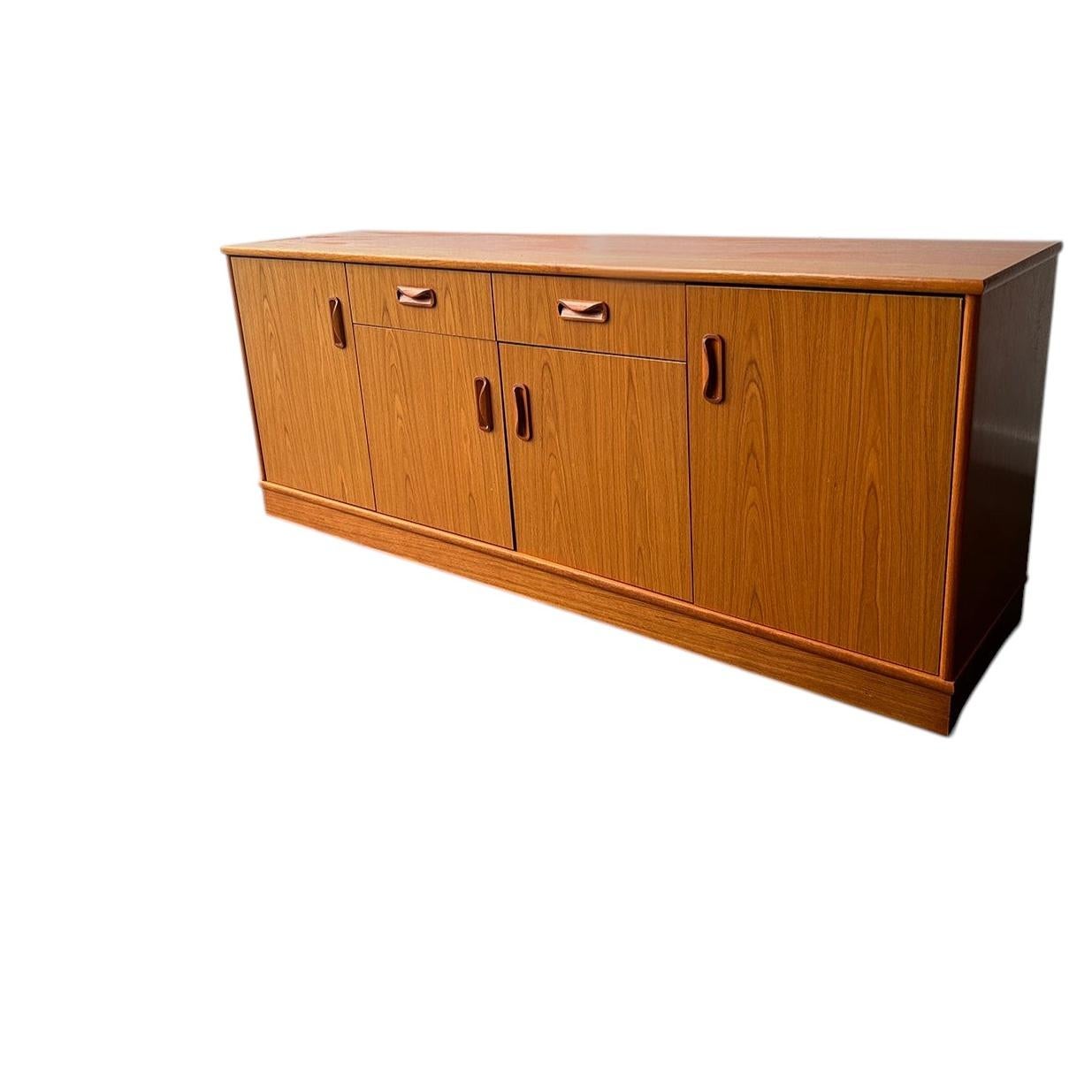 How do you identify a G Plan sideboard?