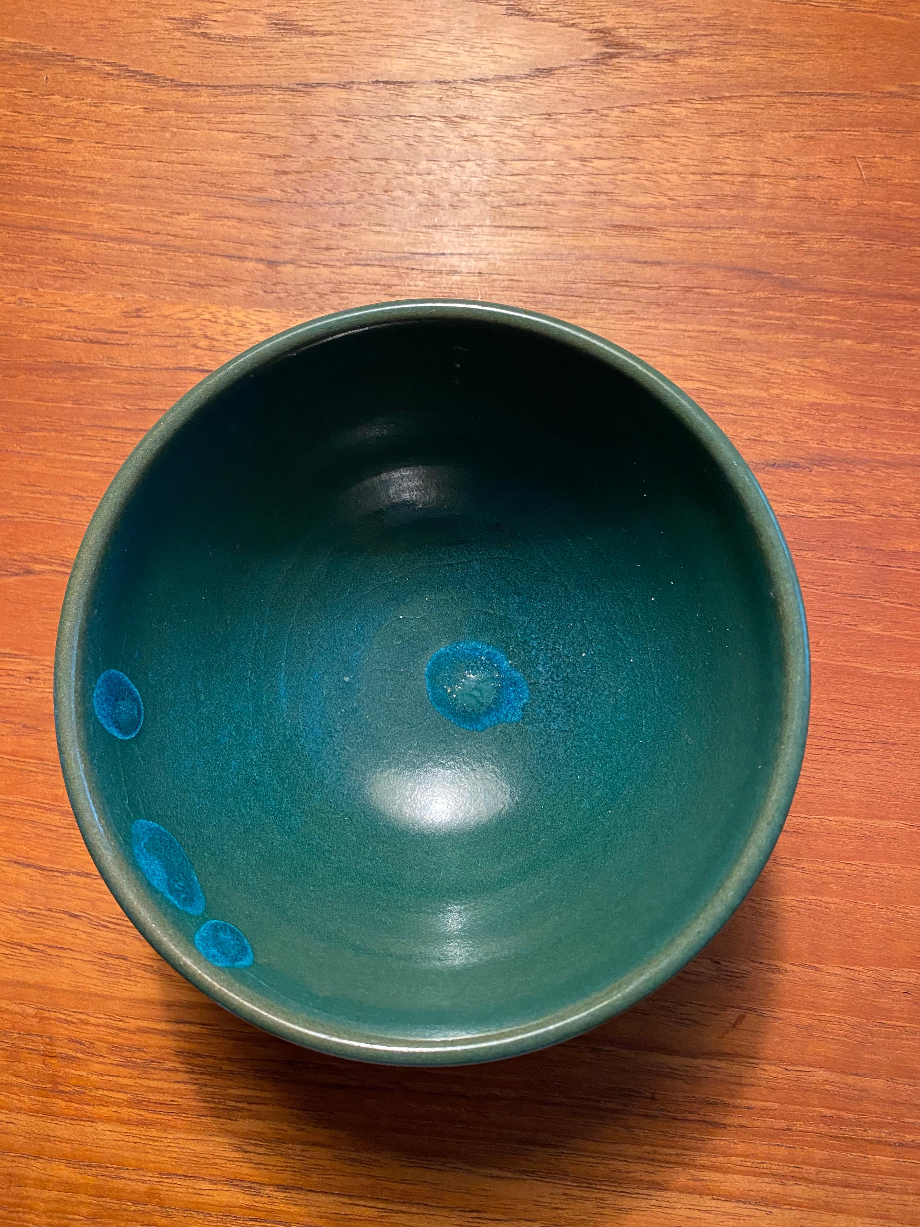 Harding Black ribbed bowl in blue to green, signed and dated 1976 on bottom. The world renowned San Antonio potter was famous for his glazes and this specimen is a fine example. No chips or cracks and perfectly functional for use or display.