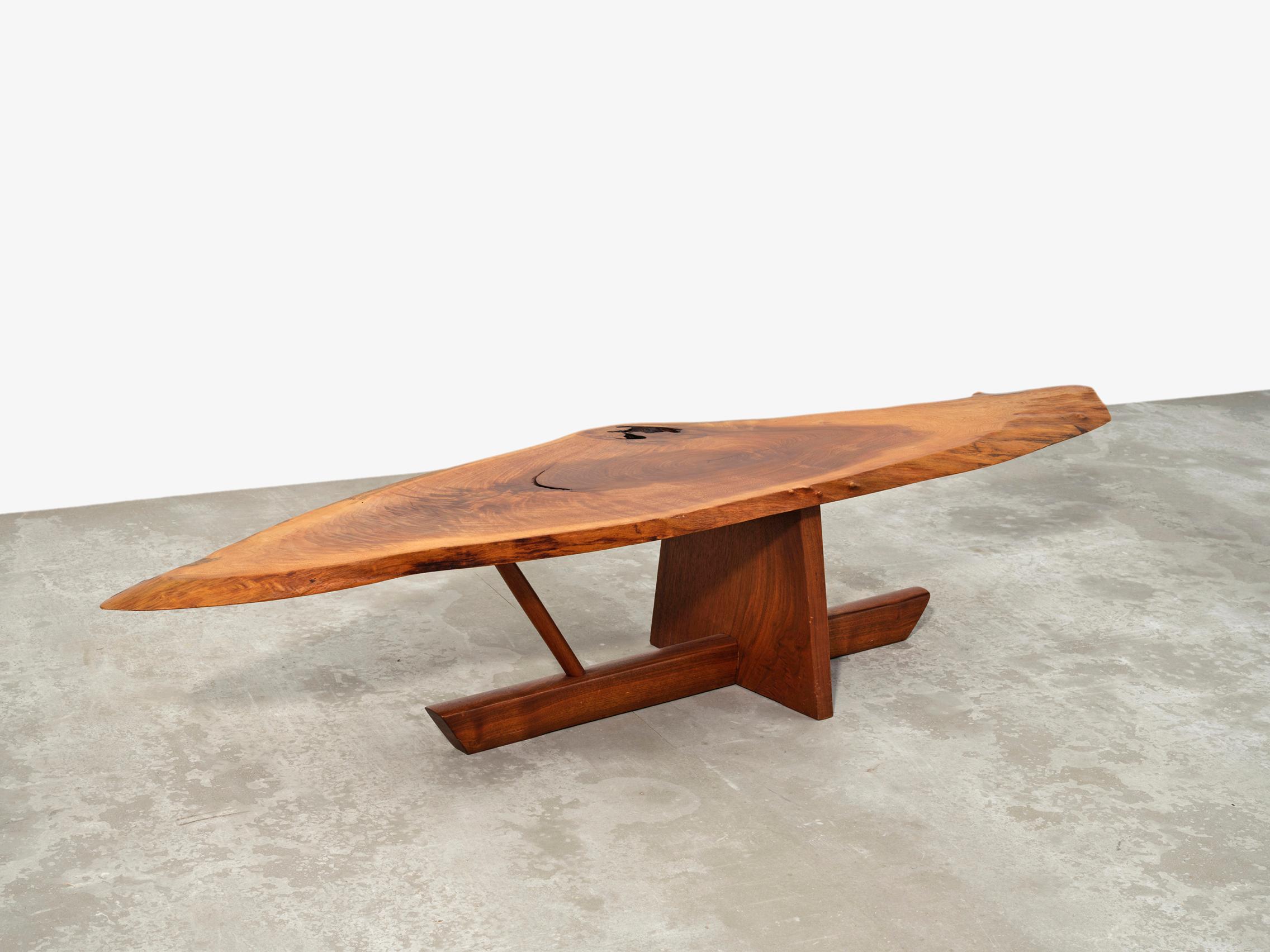 Der japanisch-amerikanische Architekt George Nakashima, Vater der amerikanischen Craft-Bewegung, betrachtete in erster Linie ein MATERIAL als Ausgangspunkt für seine Entwürfe. Er arbeitete hauptsächlich mit Holzabfällen und Verschnitt. Der