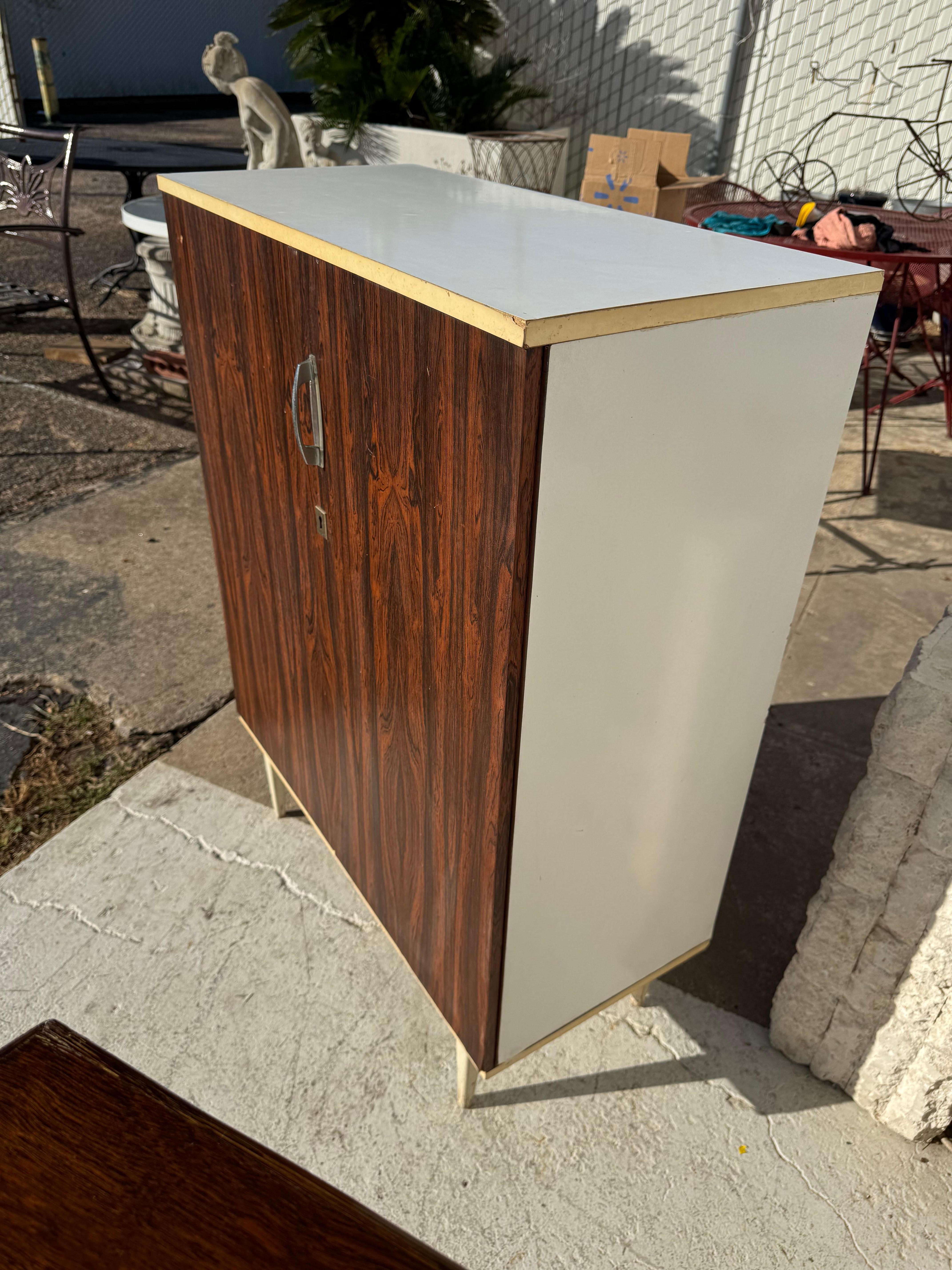 Mid Century 2 Door Rosewood Veneer Cabinet with Laminate Top In condizioni buone in vendita a Pasadena, TX