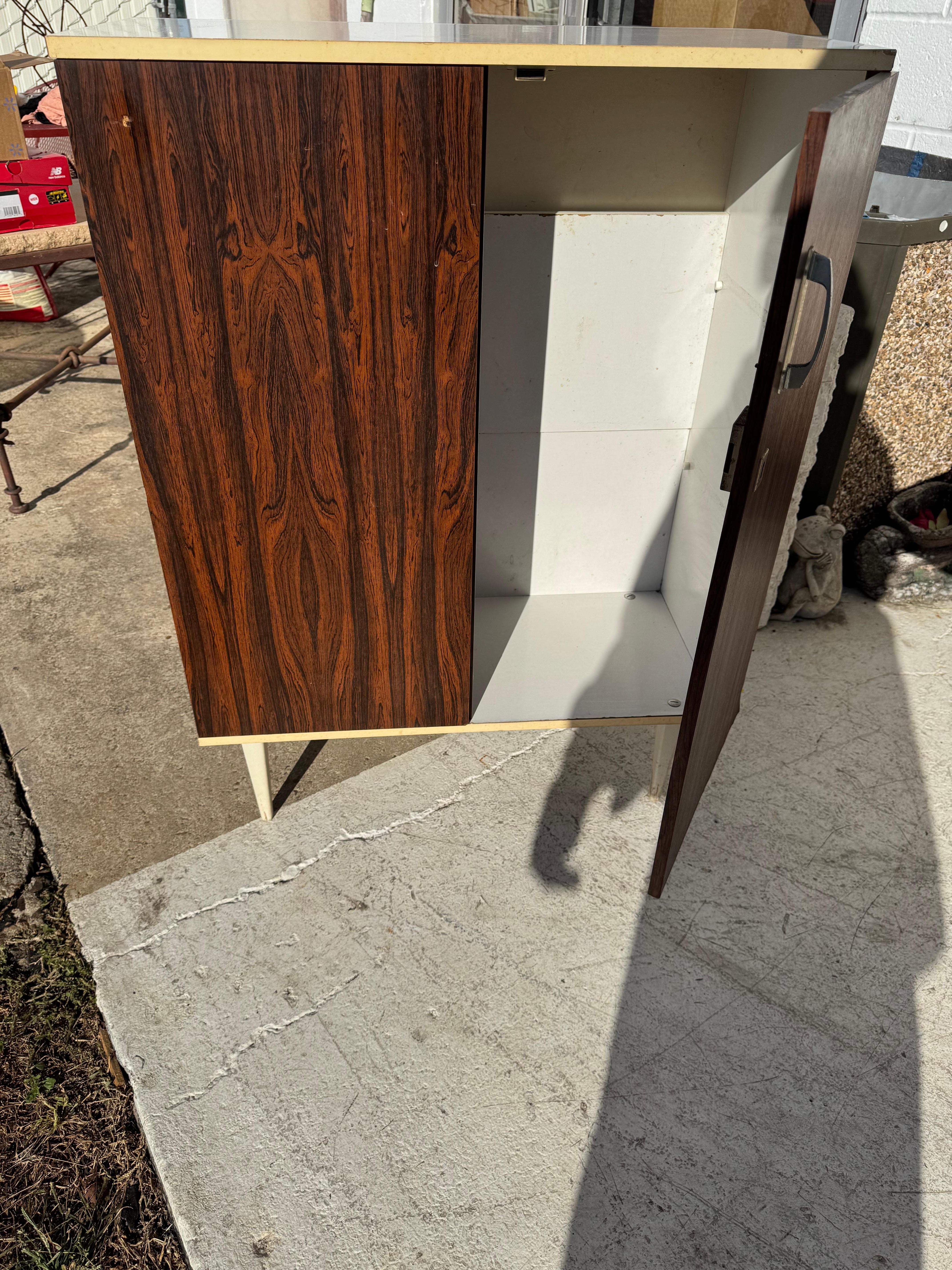 XX secolo Mid Century 2 Door Rosewood Veneer Cabinet with Laminate Top in vendita