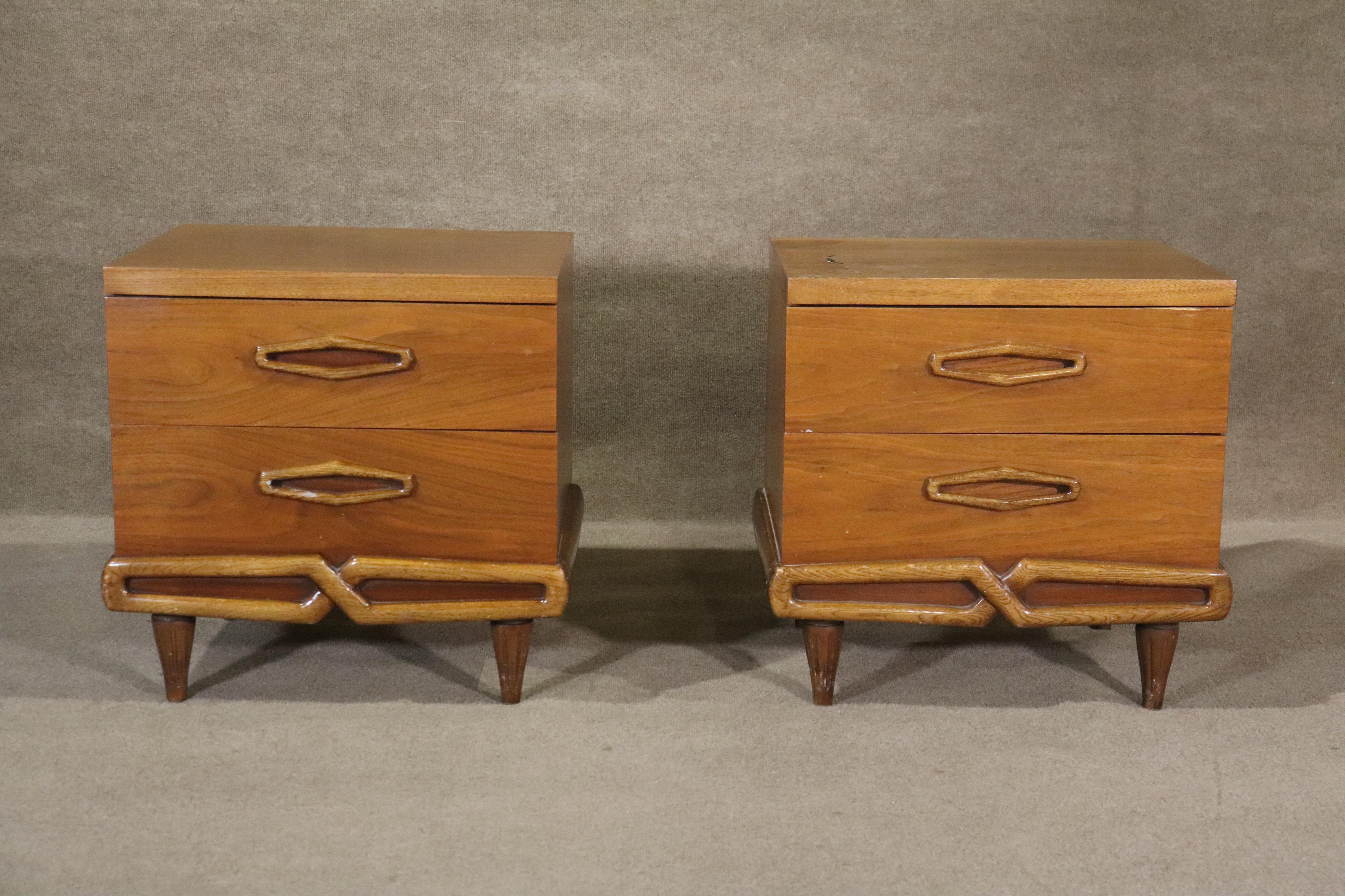 Pair of vintage modern walnut tables with storage. Designed with two drawers and a sculpted wood bow.
Please confirm location NY or NJ