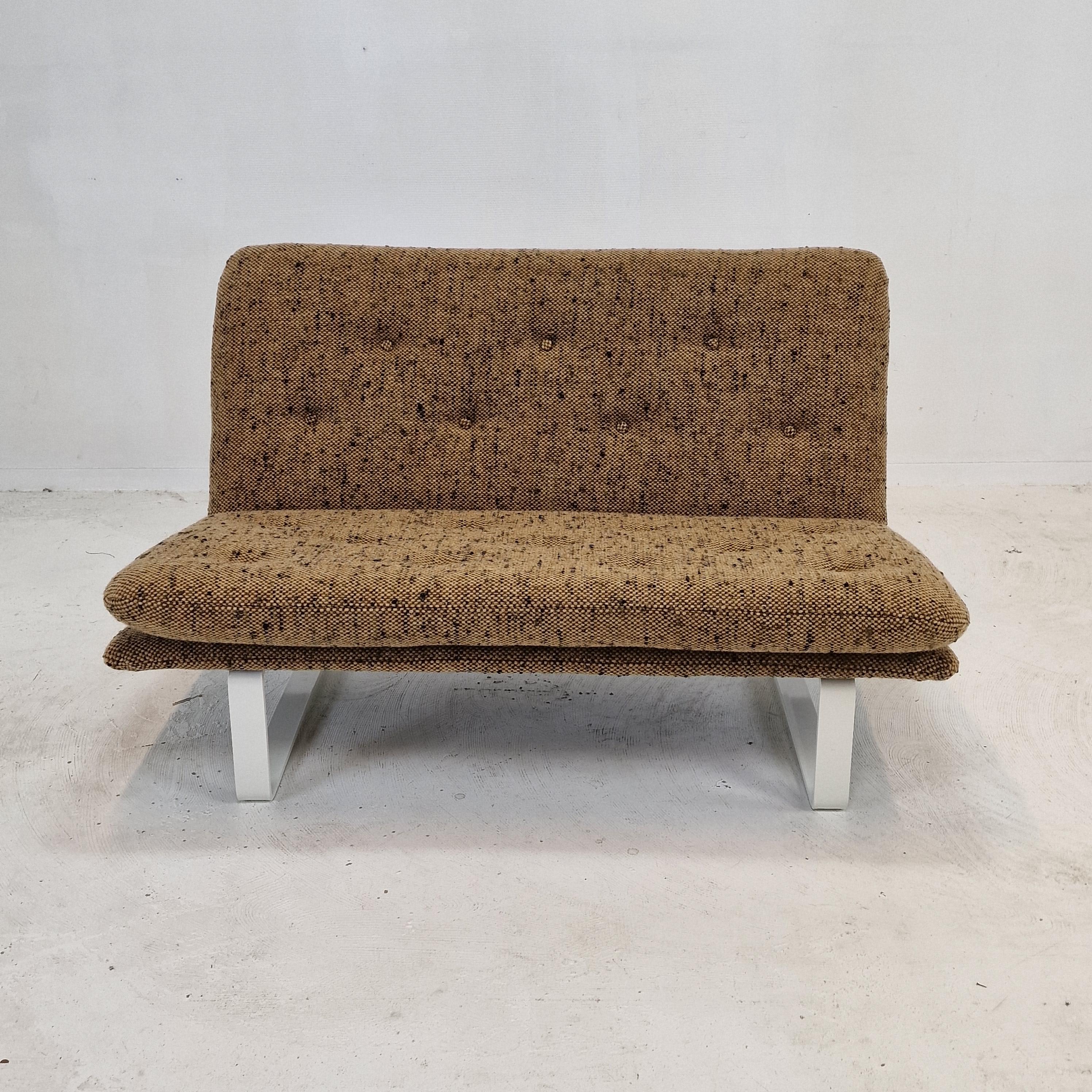 Stunning and comfortabele 2 seat sofa designed by Kho Liang Ie. 
Manufactured by Artifort in the 1960s. 

Very solid and high quality, made with the best materials.

The sofa has just been reupholstered with fantastic original wool fabric from