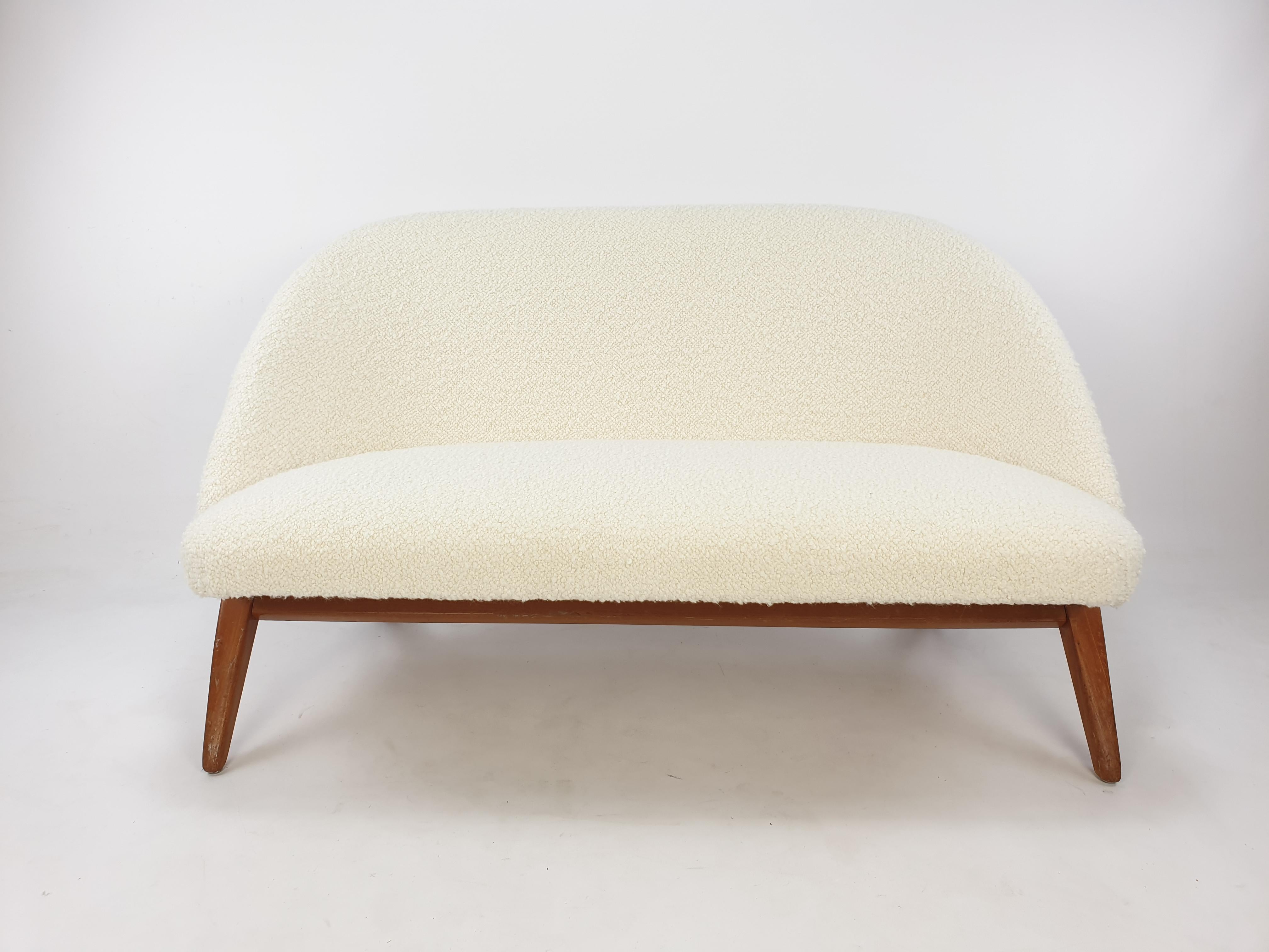 Stunning Mid-Century Modern 2-seat sofa, designed by Theo Ruth for Artifort in the 50s.

The back and the seater are 2 separate pieces that easily fits together and makes it a comfortable sofa.
The sofa is restored with lovely bouclé fabric and new