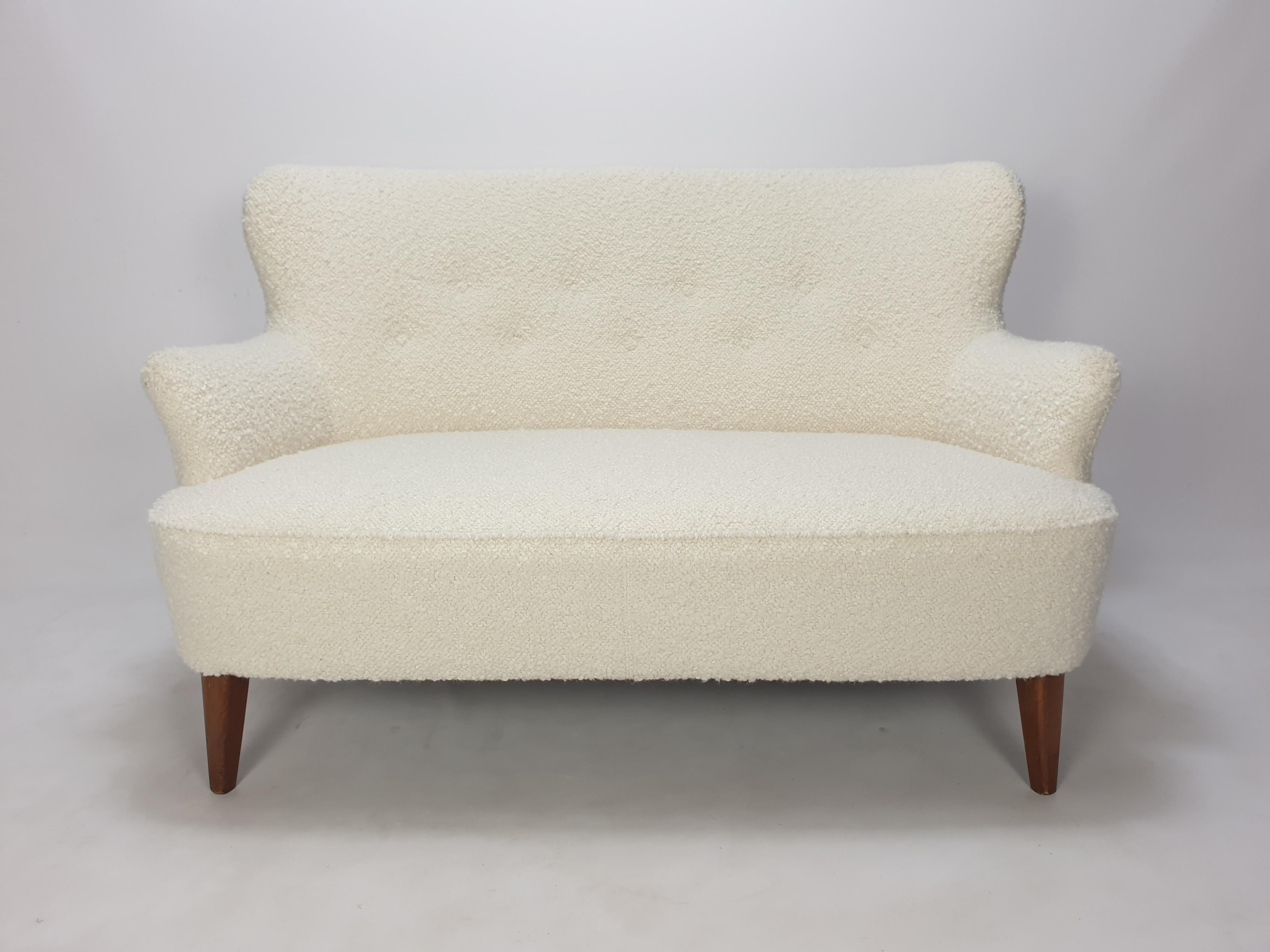 Stunning Mid-Century Modern 2-seat sofa, designed by Theo Ruth for Artifort in the 50s.

This lovely sofa is just restored with new Italian bouclé fabric, it is in perfect condition.
    