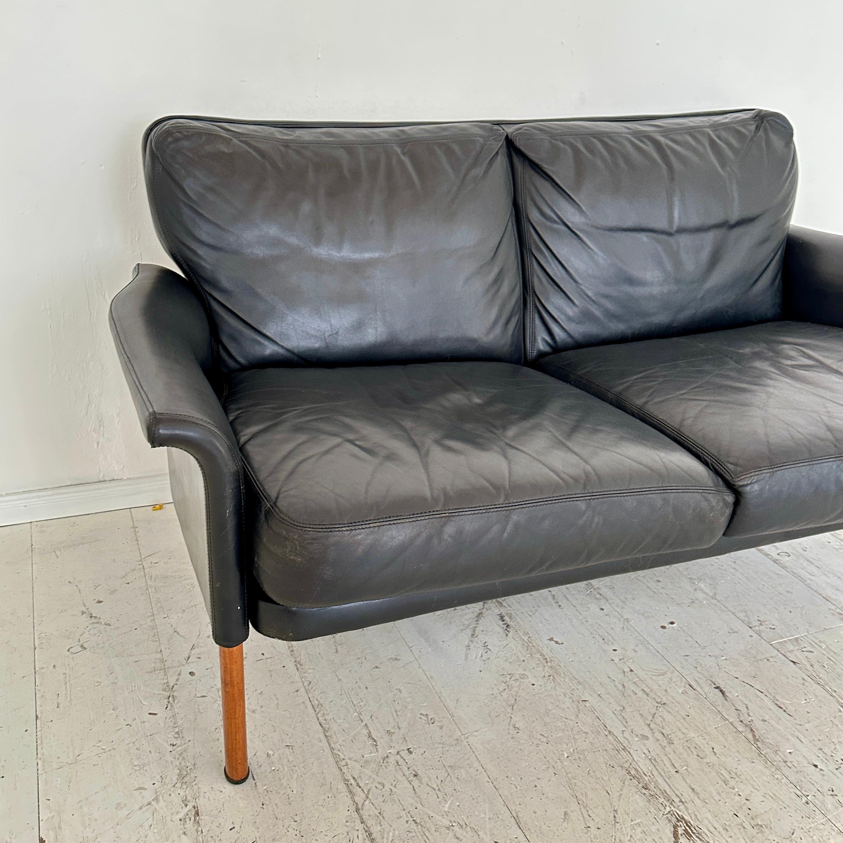 2-Sitzer-Leder-Sofa aus der Mitte des Jahrhunderts von Hans Olsen, Dänemark, 1960er Jahre (Dänisch) im Angebot