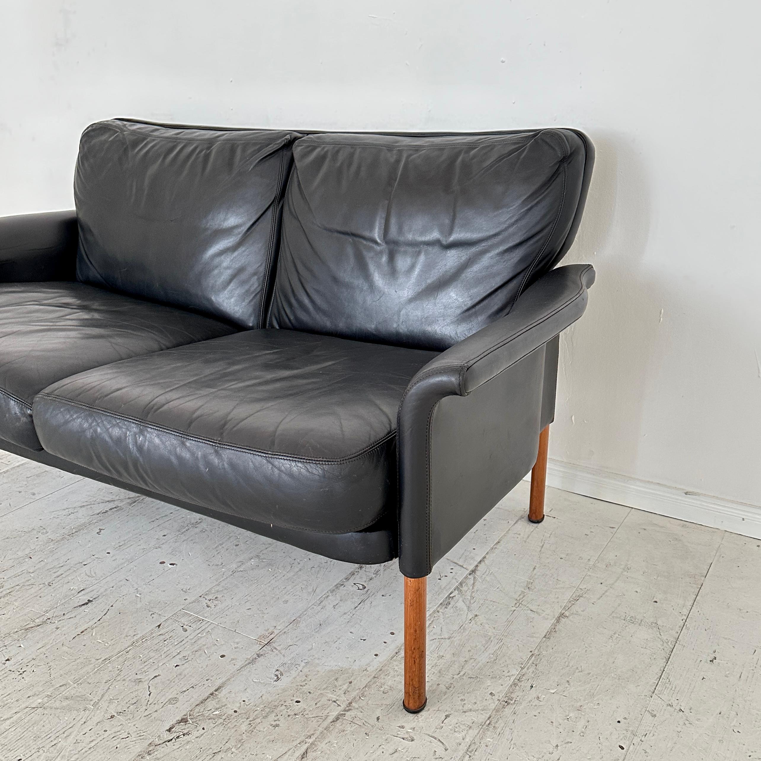 Mid Century 2-Seater Leather Sofa by Hans Olsen, Denmark, 1960s In Good Condition For Sale In Berlin, DE