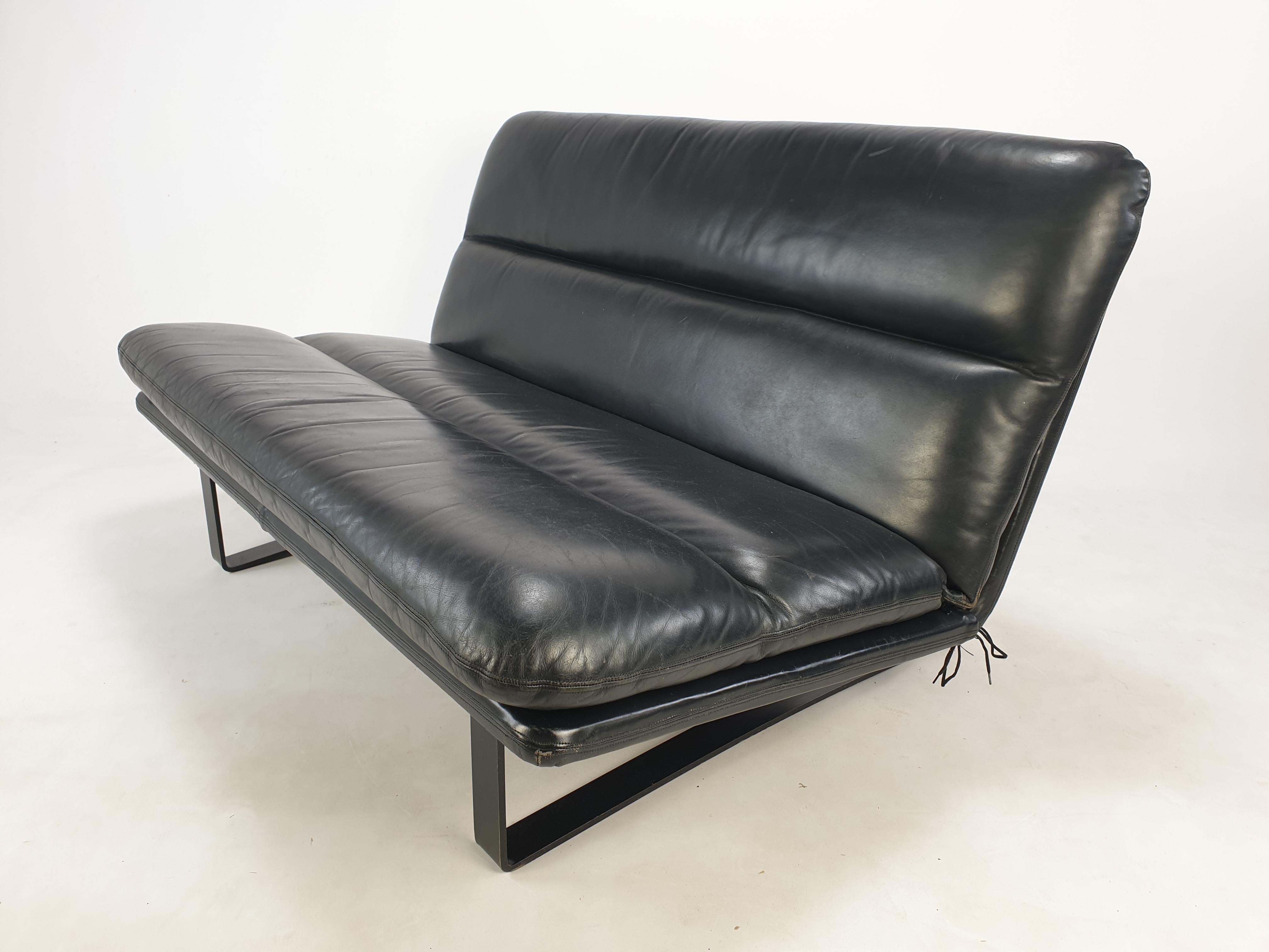 Comfortabele 2-seater sofa designed by Kho Liang Ie.
Manufactured by Artifort in the 60's. In original condition.
Very solid and high quality, made with the best materials.
It has the stunning original black leather, in good used condition with a