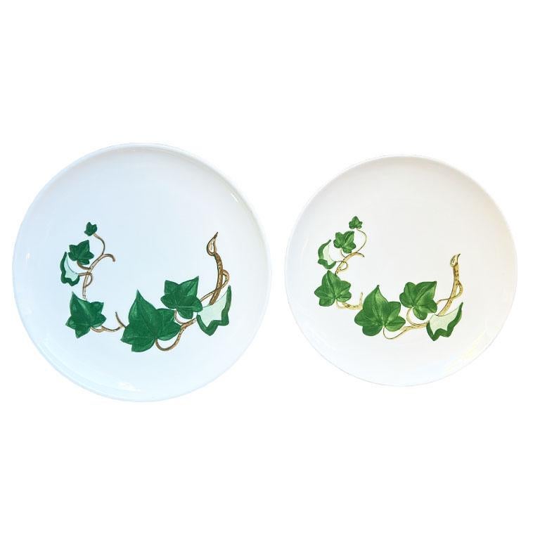 Un set di stoviglie in ceramica da 20 pezzi di Metlox. Questo set da venti pezzi comprende sette piatti da portata, otto piatti piccoli, due ciotole e tre tazze da tè. Ogni pezzo è smaltato in bianco crema sia sopra che sotto e decorato con un