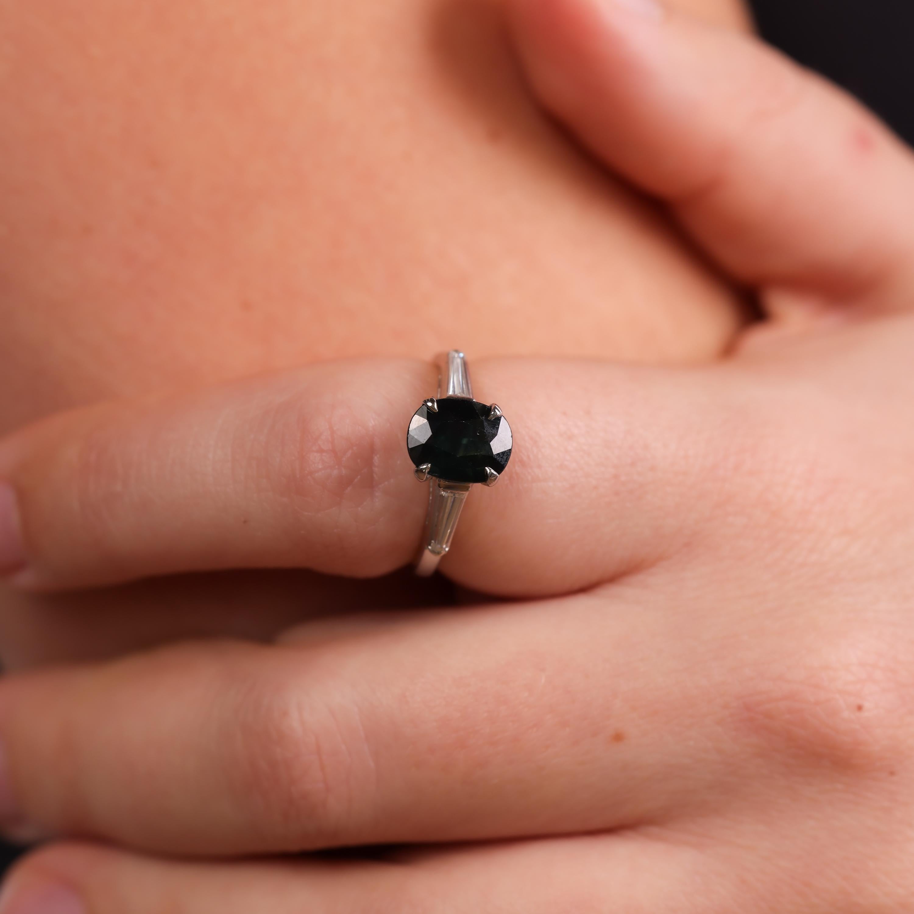 Mid-Century 2.00 carat platinum green sapphire diamond ring In Excellent Condition In Beverly Hills, CA