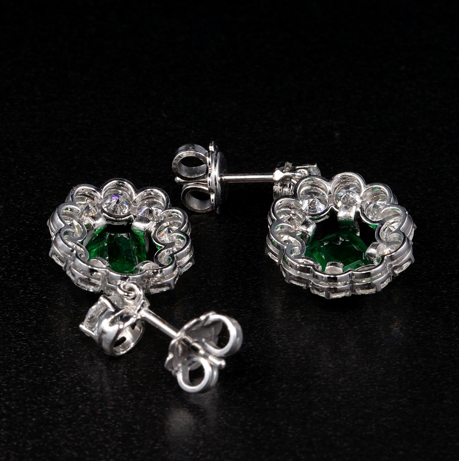 Mid-century 2.00 Ct Emerald 4.50 Ct Diamond Platinum Earrings In Good Condition For Sale In Napoli, IT
