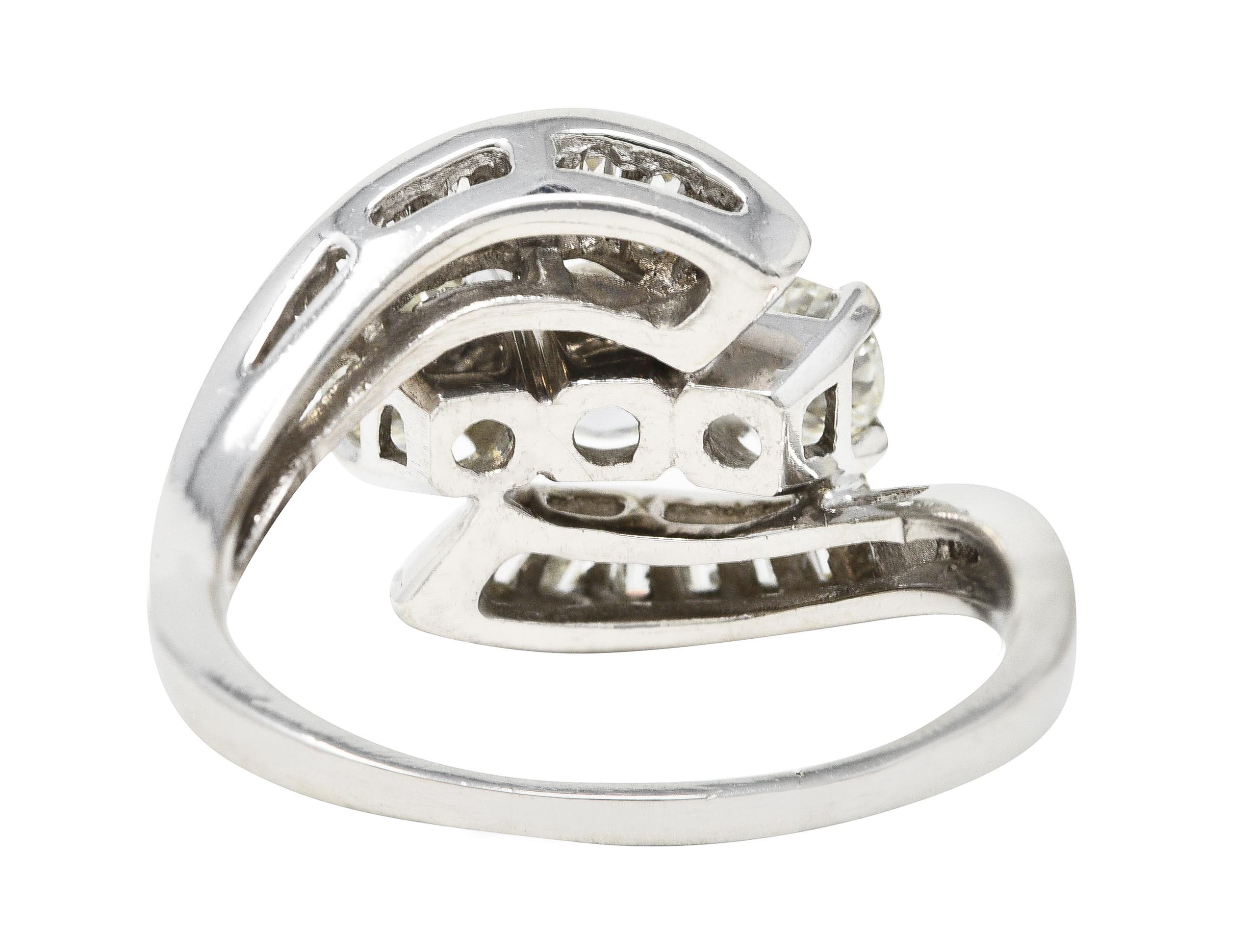 Mid-Century 2,03 Karat Baguette-Diamant-Platin-Esstellerring mit wirbelndem Bypass (Baguetteschliff)