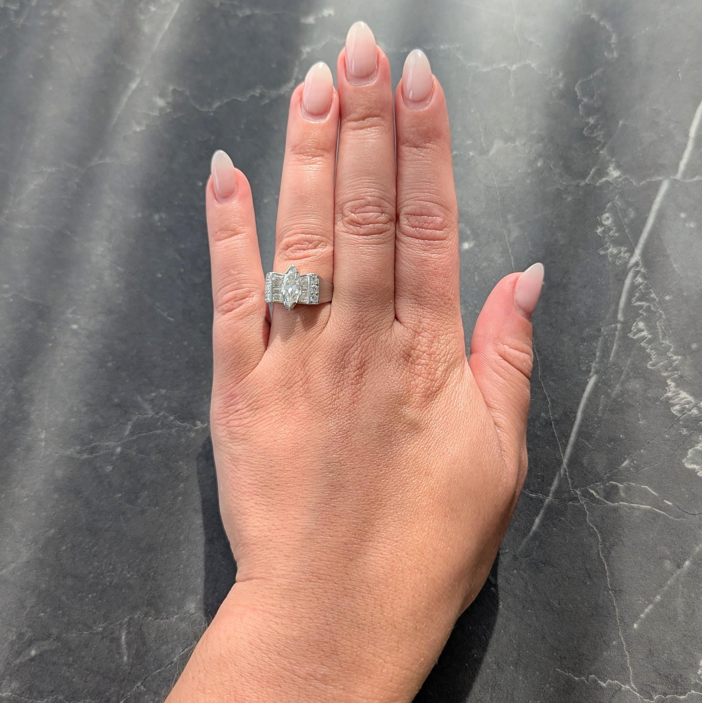 Centré sur un diamant taille marquise pesant environ 1,20 carats - couleur F et pureté VS2
Serti à fleur dans une galerie en platine de haute qualité avec des motifs floraux percés.
Serti en barre et flanqué d'épaules en éventail serties en canal de