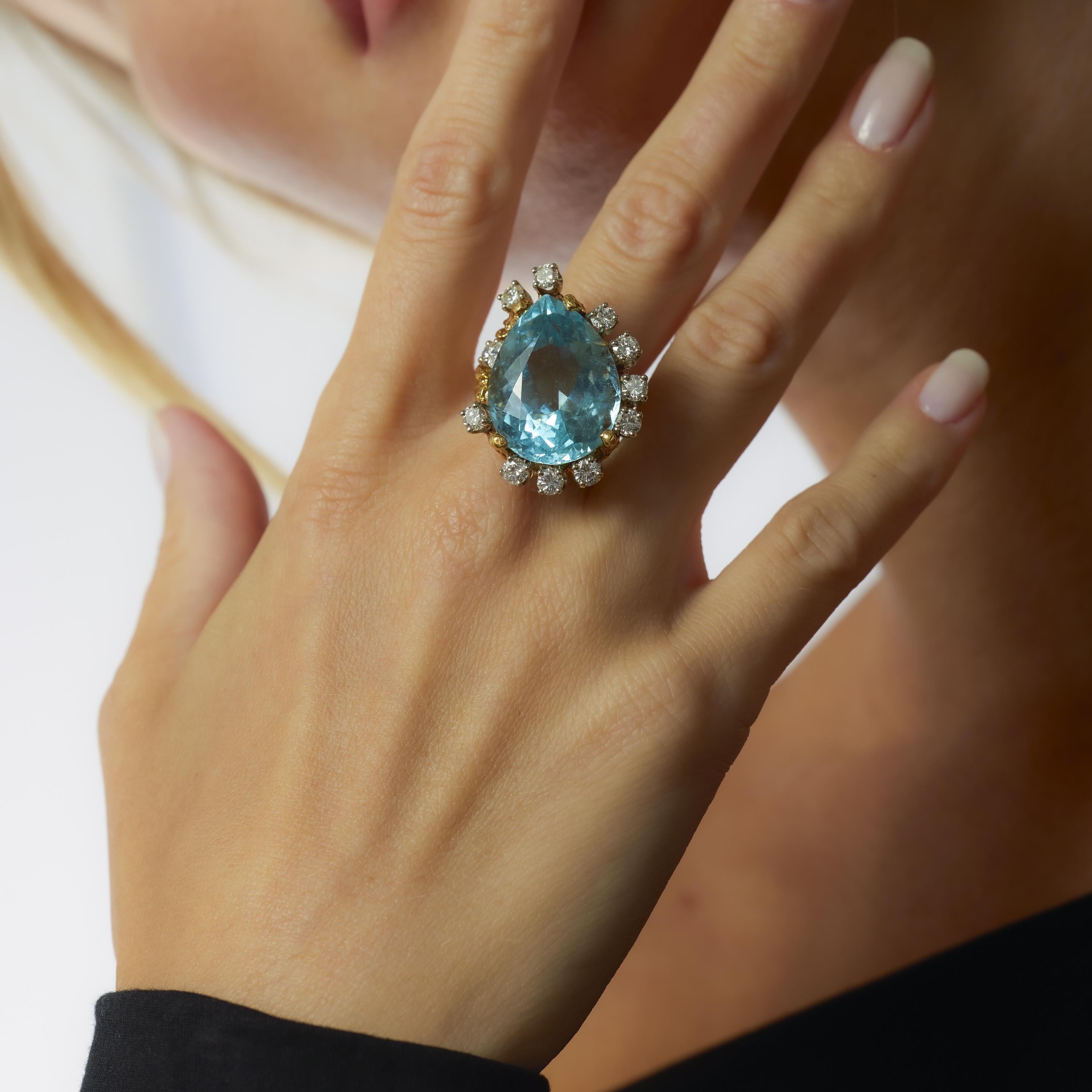 Mid Century 21 carat aquamarine diamond 18k yellow gold cocktail ring (Tropfenschliff) im Angebot